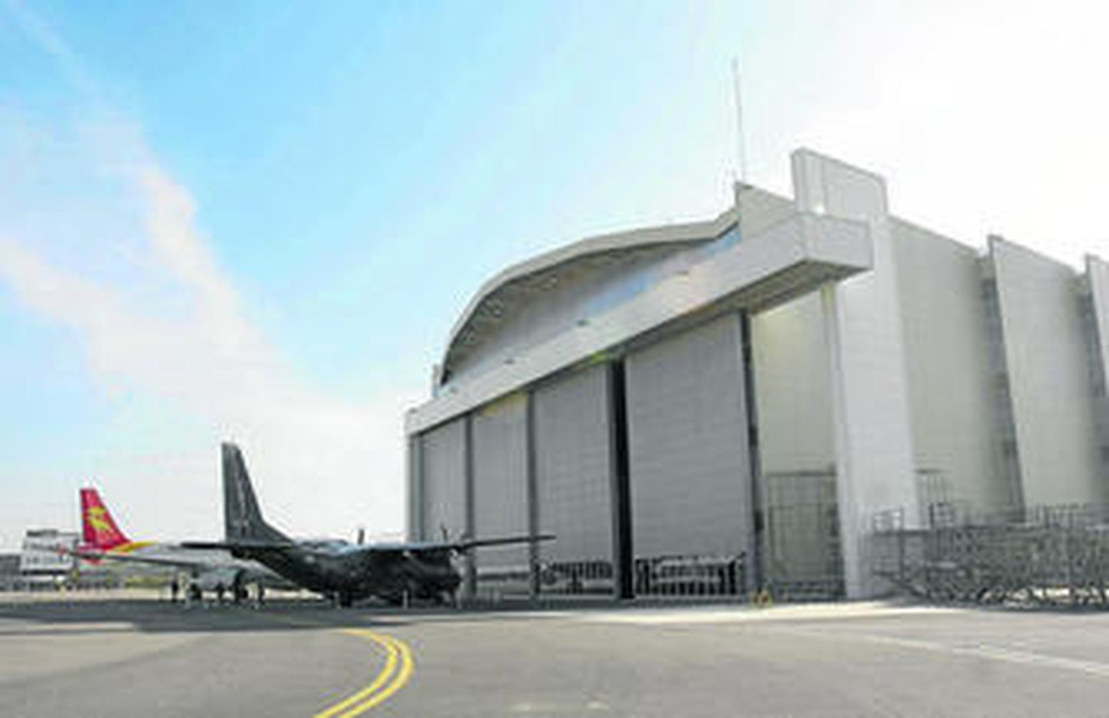 1. Un A320 de Capital Airlines y C295 de la Armada de Chile, los dos últimos aviones tratados por STSA, estacionados ante el hangar de pintura. 2. Un trabajador aplica una capa de pintura a un A400M. 2. Interior del hangar durante la ceremonia de inauguración de ayer.