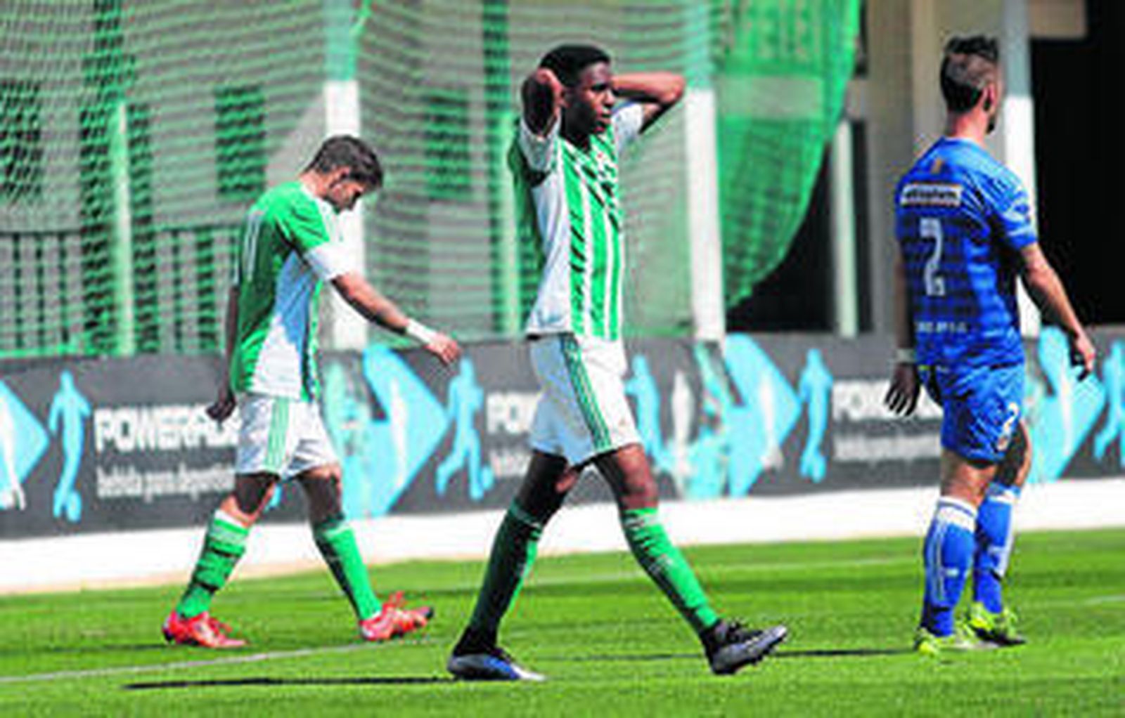 El jugador del Betis B Júnior lamenta una ocasión desaprovechada, con Ruibal al fondo.