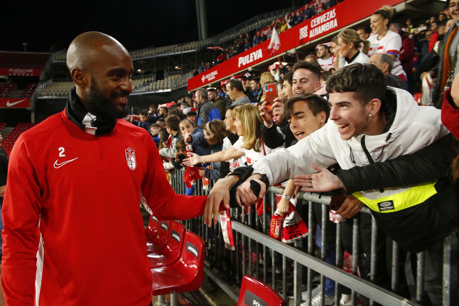Fotos: la afición 'bendice' al Granada CF en Los Cármenes antes del partido de Copa