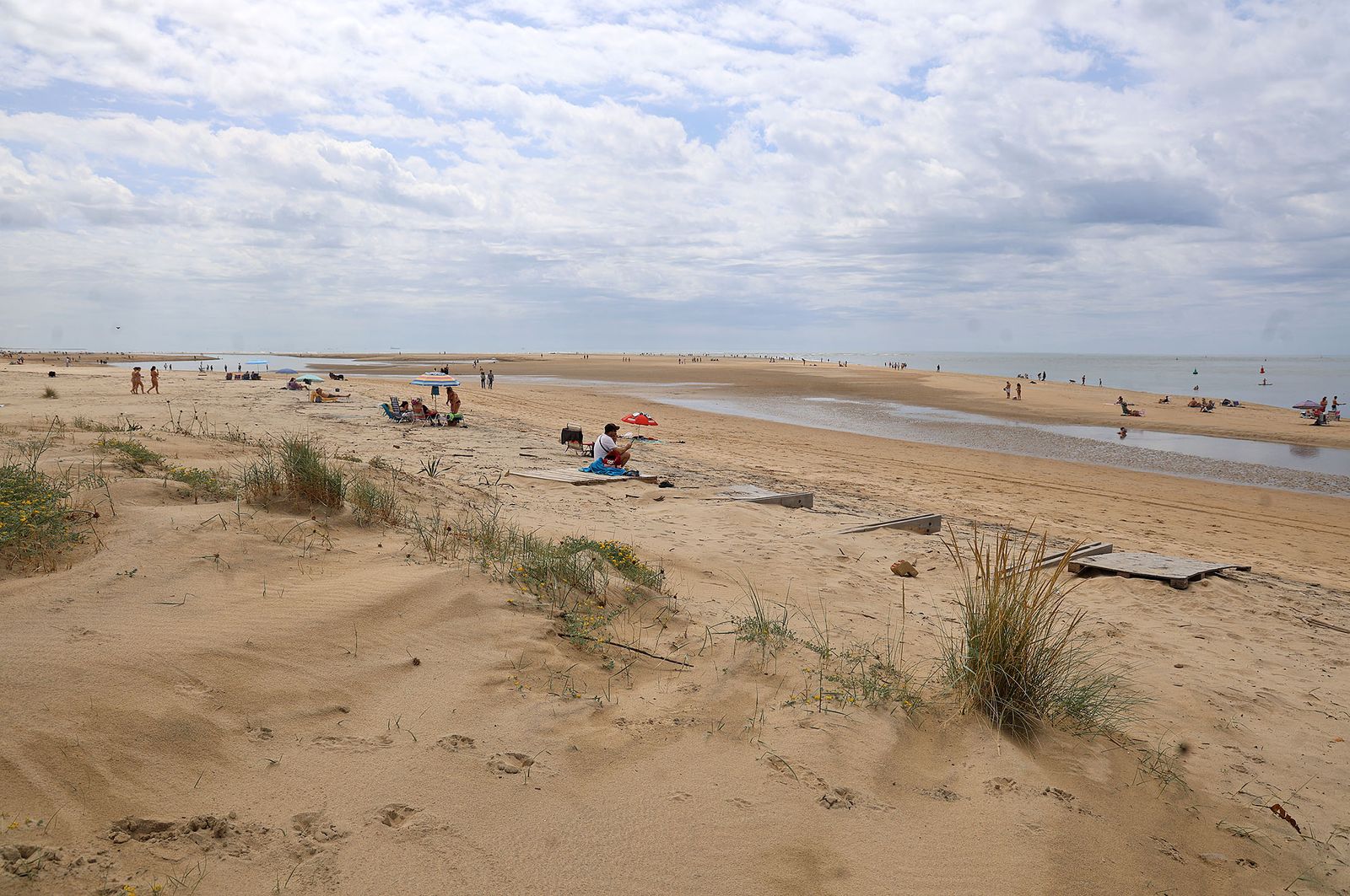Imágenes del ambiente en la playa de El Portil durante la mañana del 1 de mayo