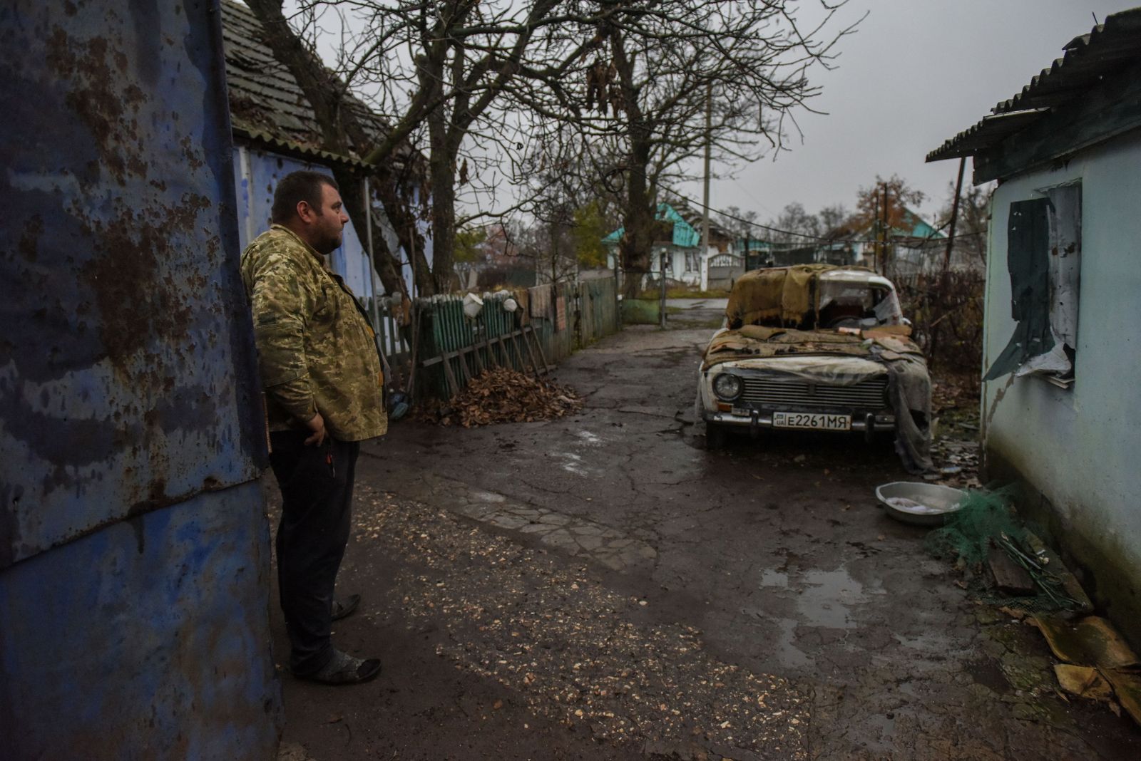 Un residente observa los efectos de los bombardeos en Mykolaiv.