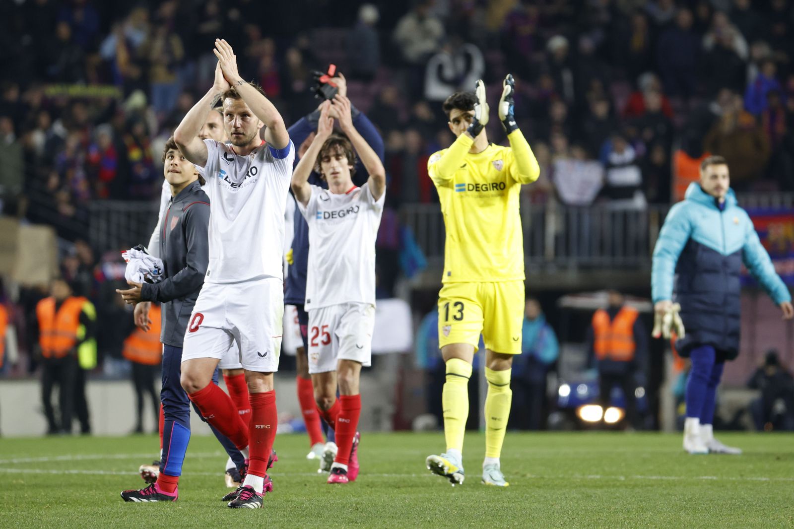 Rakitic, Bryan Gil y Bono aplaude a los aficionados sevillistas en el Camp Nou.