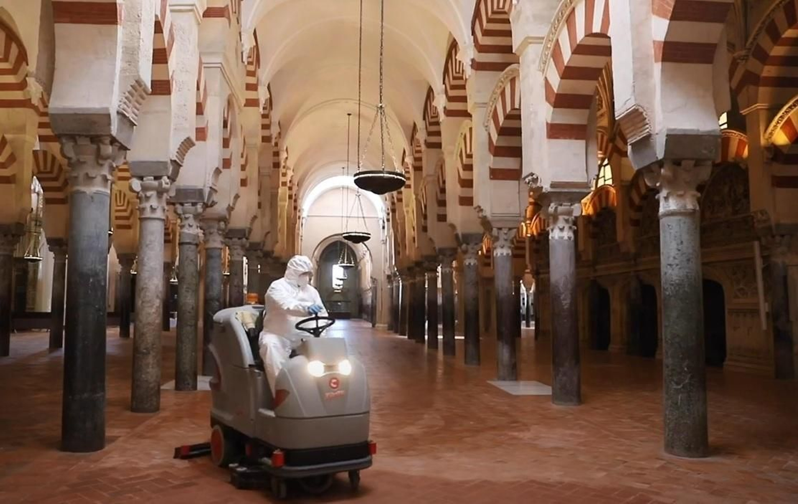 Tareas de desinfección en la Mezquita-Catedral.