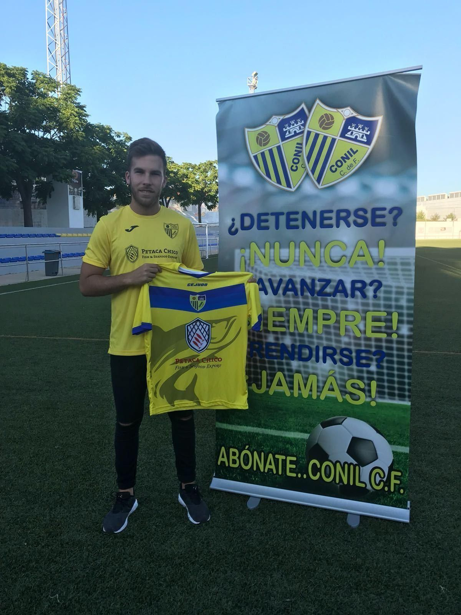 El bravo centrocampista sostiene la camiseta del equipo en el que milita en la presente temporada.