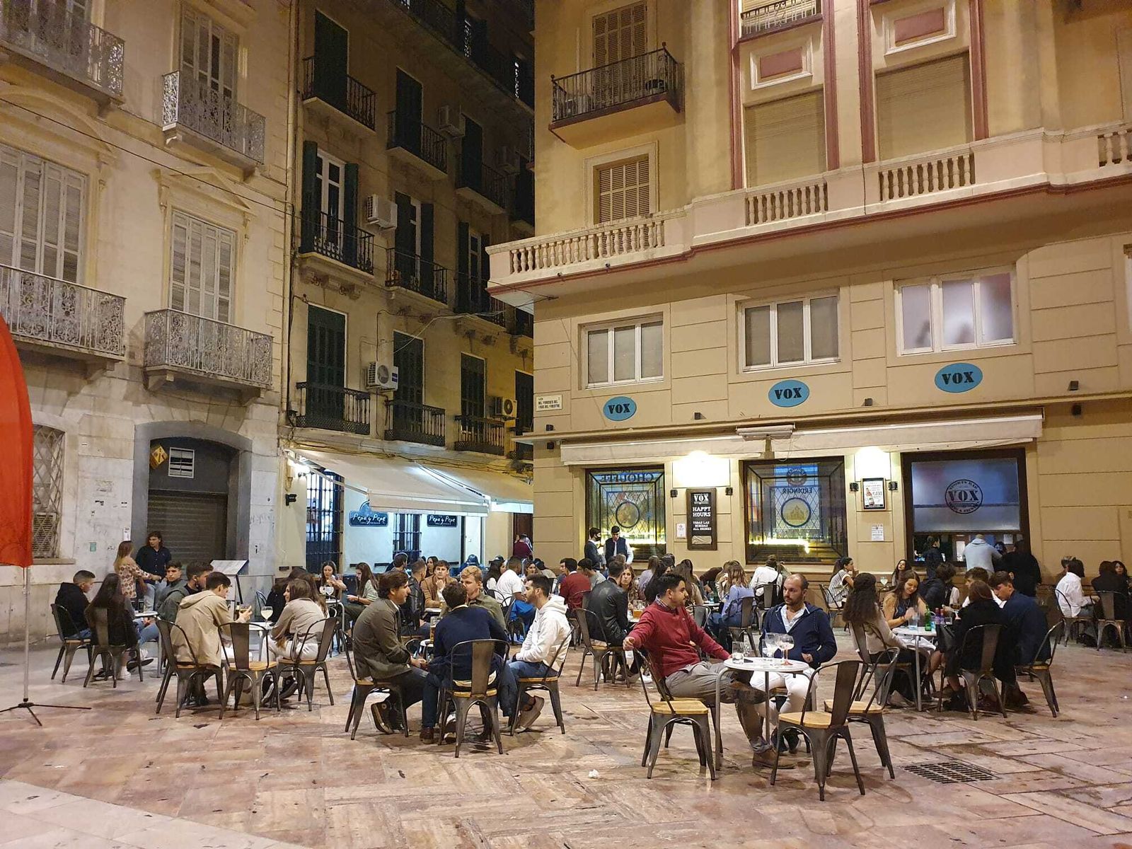 Fotos del 'lleno' en el Centro de Málaga, que apura el toque de queda