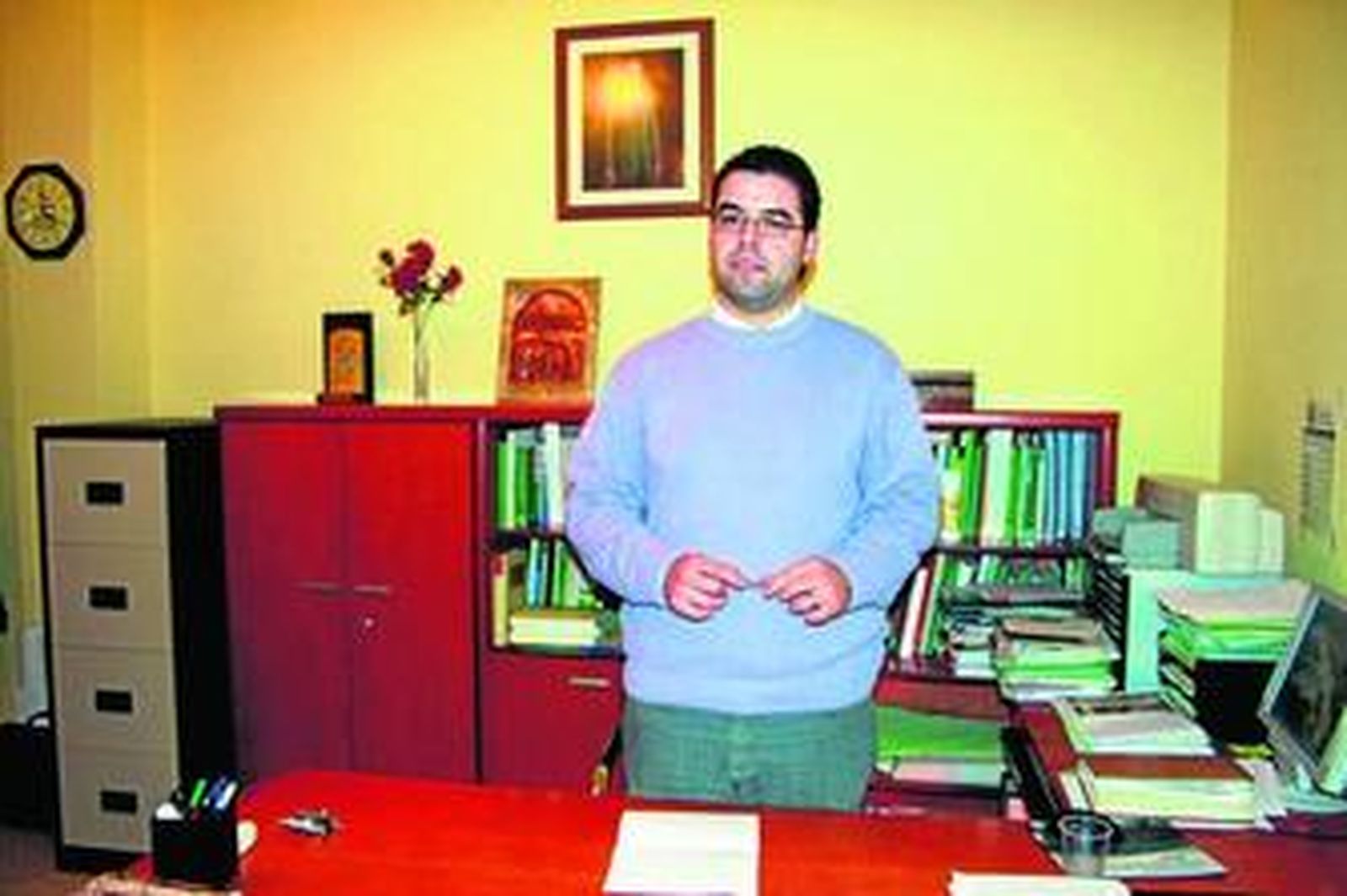 El alcalde de Cuevas del Becerro, Joaquín Esquinas, en su despacho.