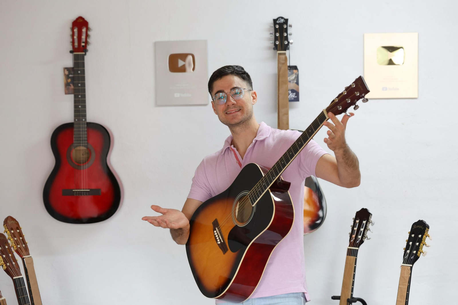 Las fotos de Adrián Campos, el malagueño que triunfa en TikTok y YouTube con sus clases de guitarra