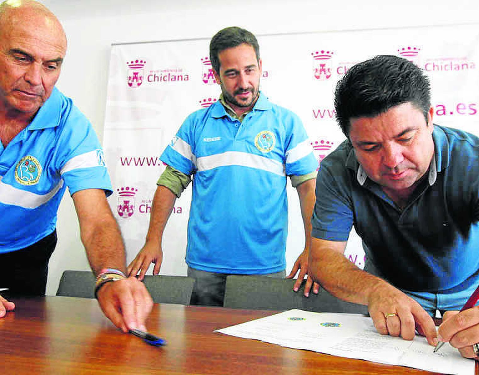 Fernández firma el convenio ante Vera y Benítez, ayer en el Ayuntamiento.