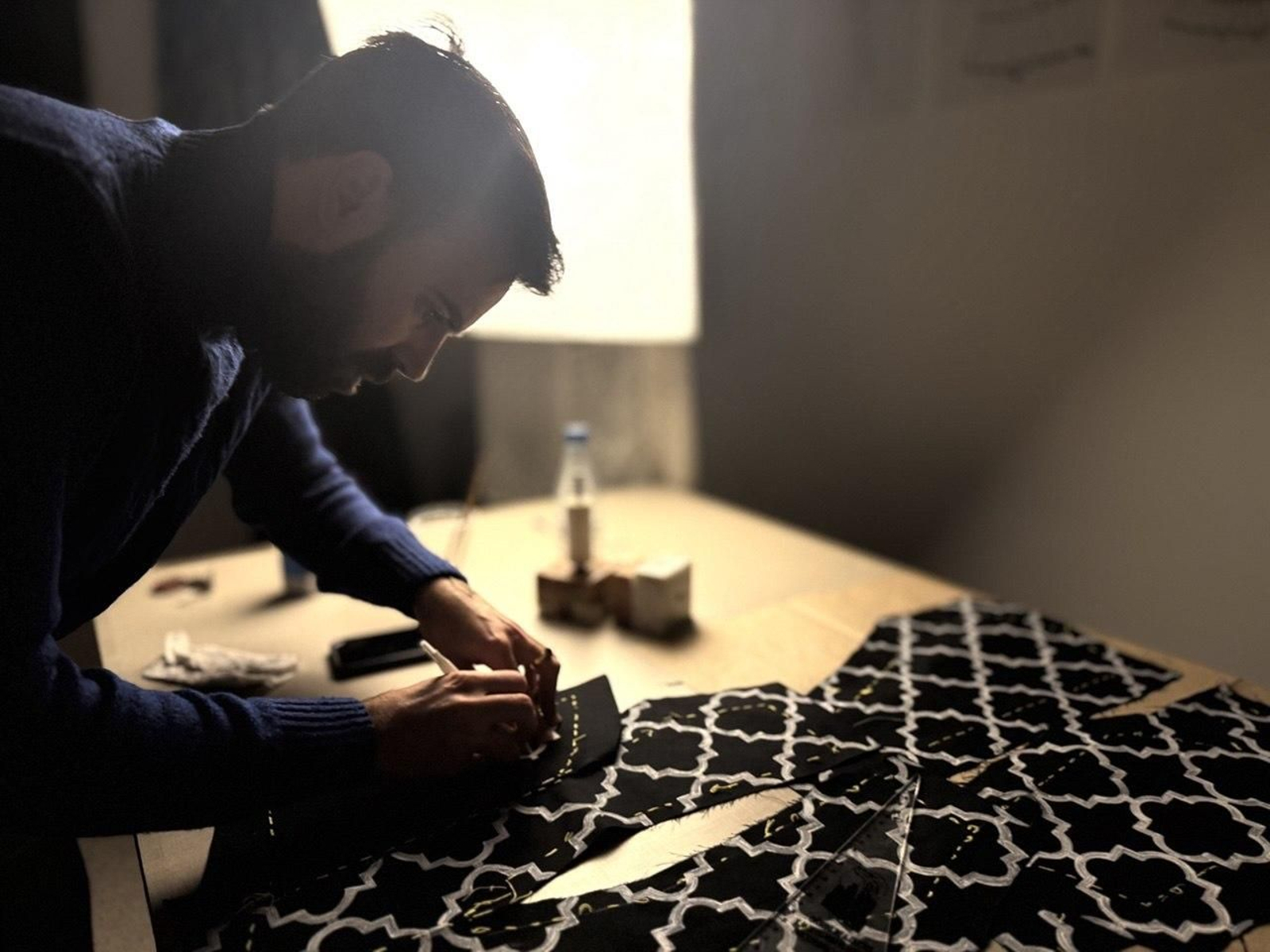 El diseñor Fran Araujo en pleno proceso creativo