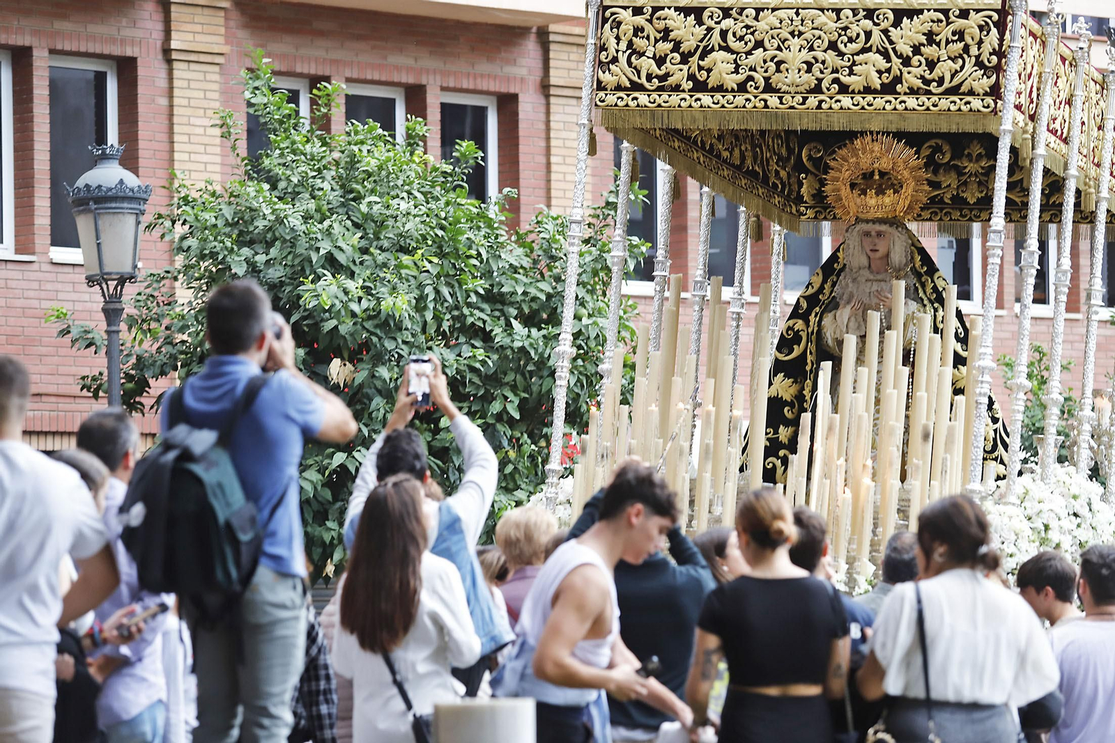 Imágenes de la salida extraordinaria de la Virgen del Rocío y Esperanza