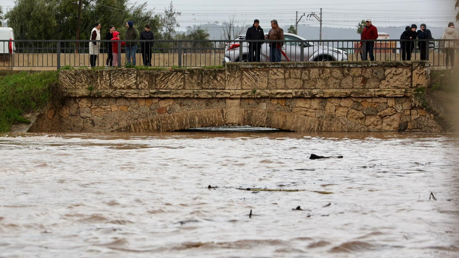 El puente sobre el cauce del arroyo Churre, con los arcos ya casi desaparecidos por el agua, este sábado por la tarde.