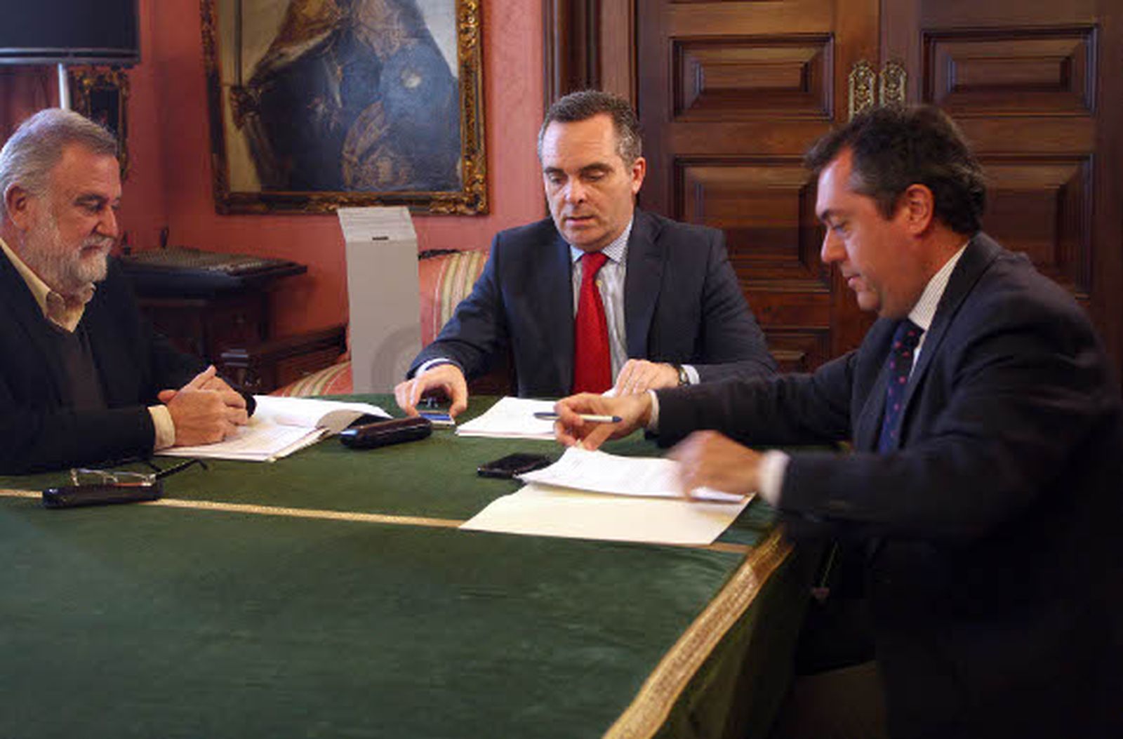 El PP y el PSOE acercan posturas para subvencionar los contratos a parados