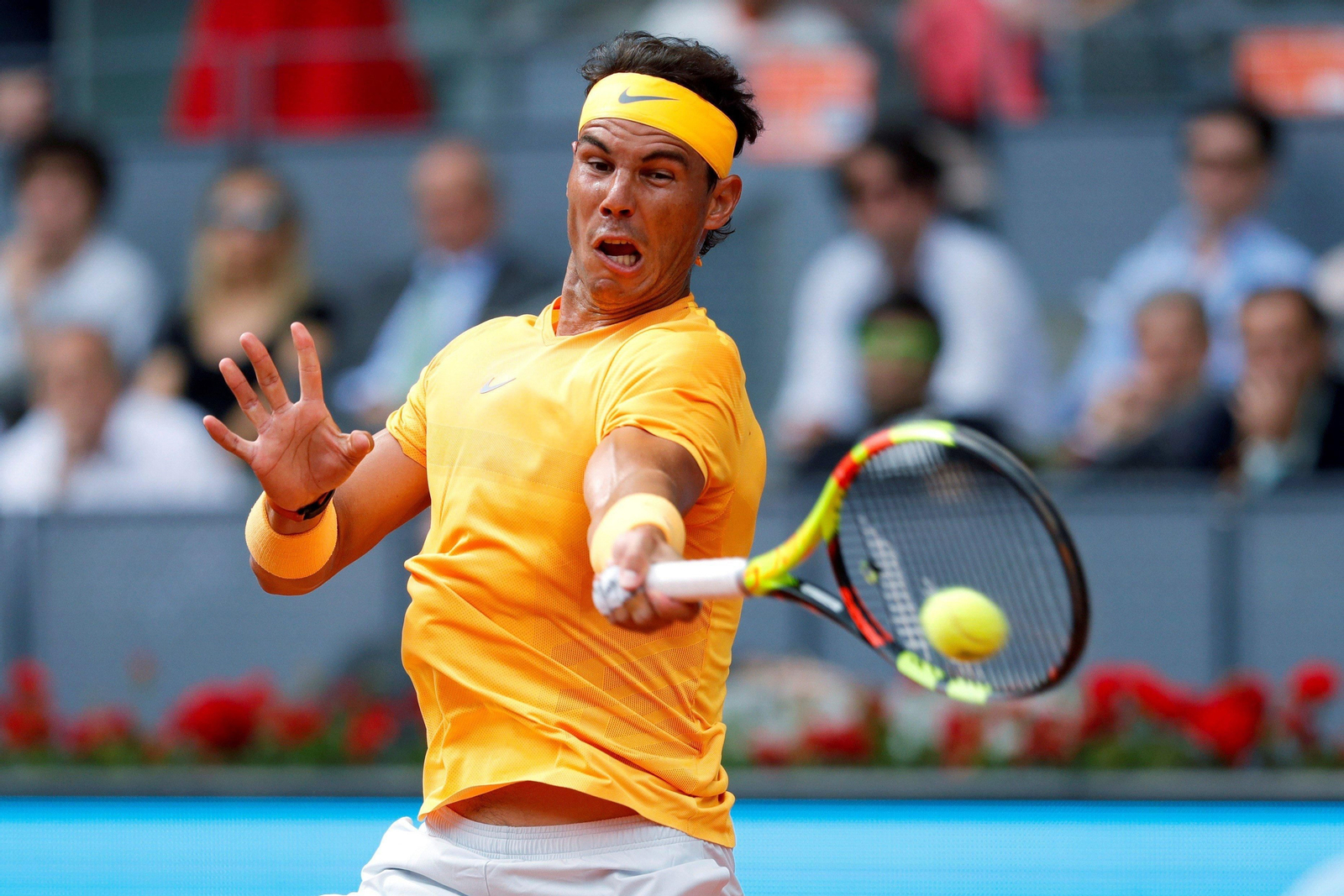 Rafa Nadal ejecuta un golpe de 'drive' en el partido ante el francés Gael Monfils en el Masters de Madrid.