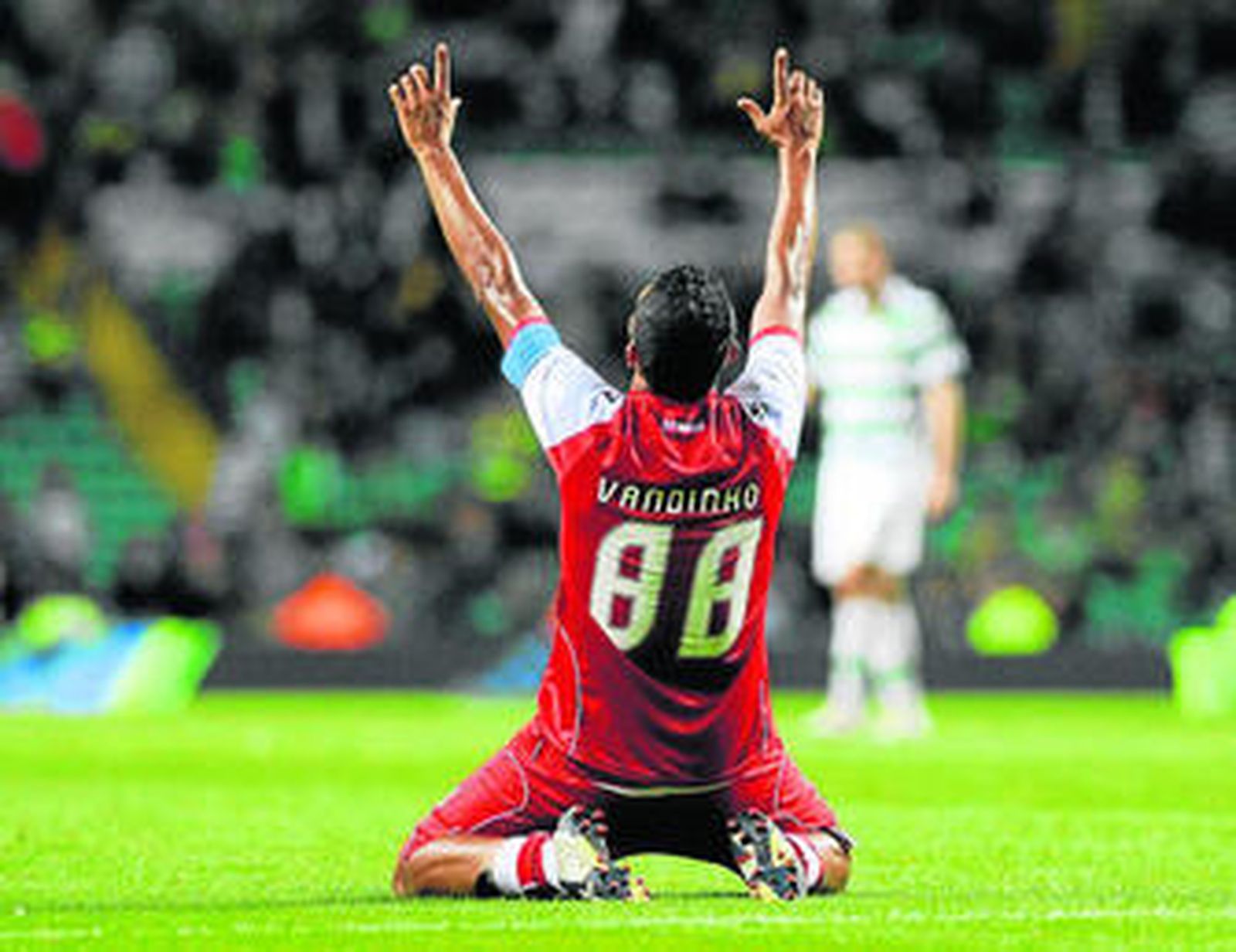 Vandinho celebra el pitido final del árbitro en la vuelta de la eliminatoria ante el Celtic.