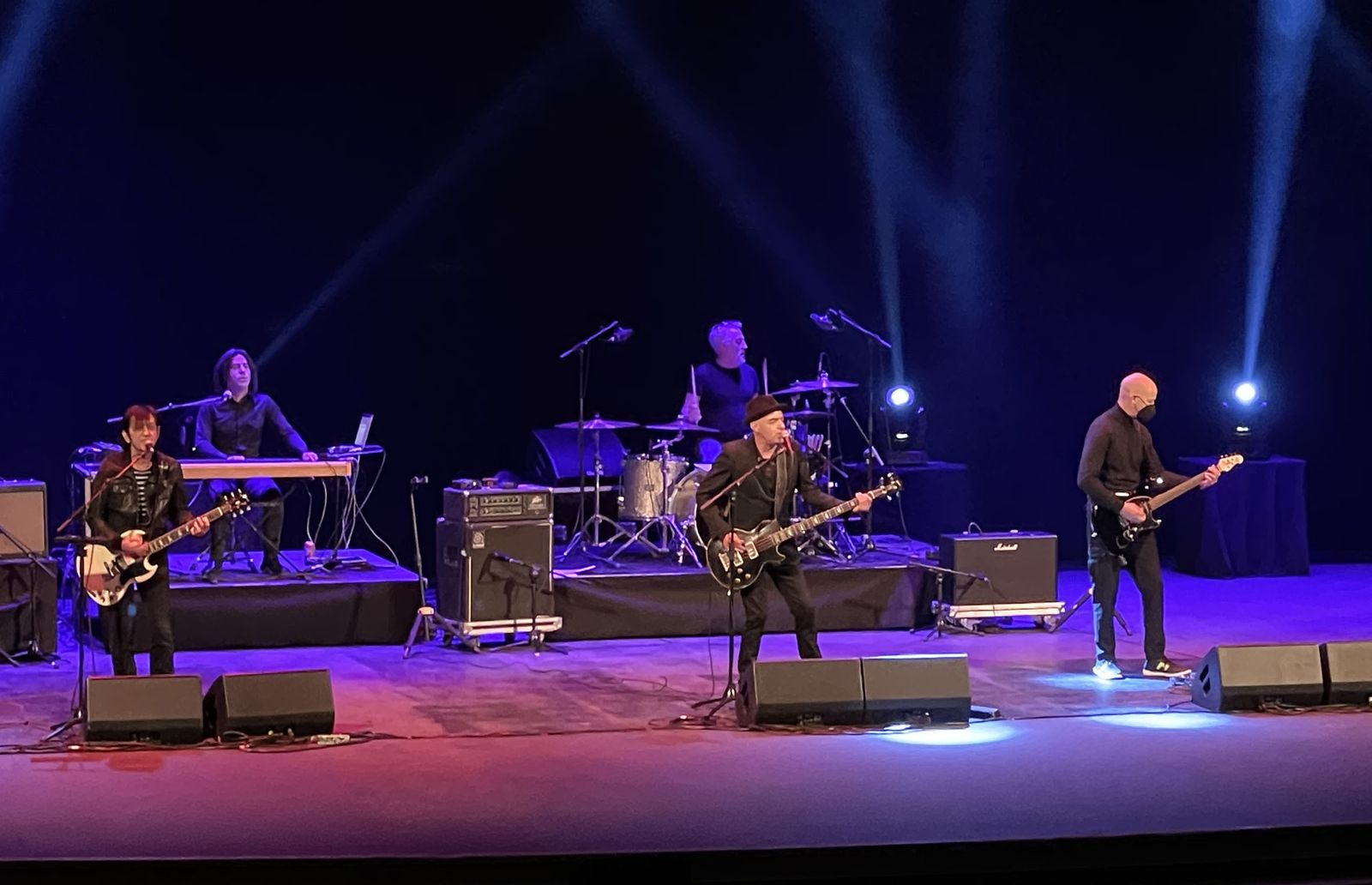 Lagartija Nick durante su concierto en el Maestro Padilla.