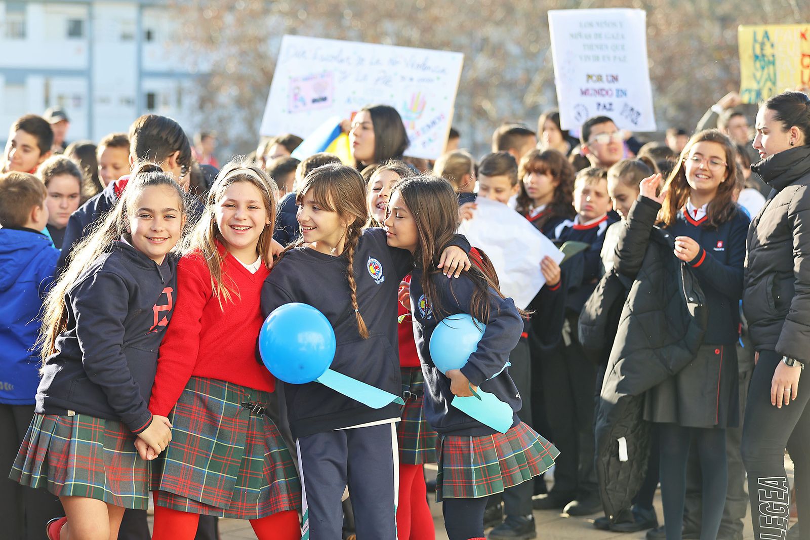 Imágenes del acto del Día a la No Violencia y la Paz del Colegio La Hispanidad