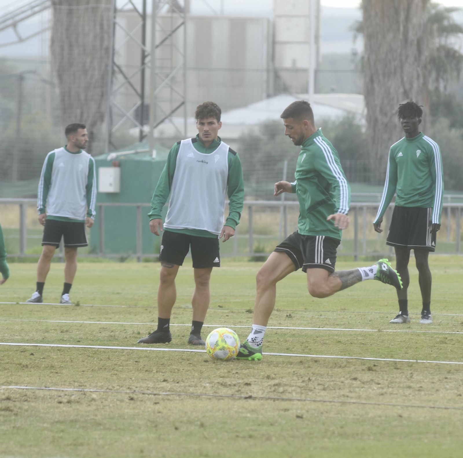 Xavi Molina golpea el balón en presencia de Cambil, Sebas Moyano y Djetei.