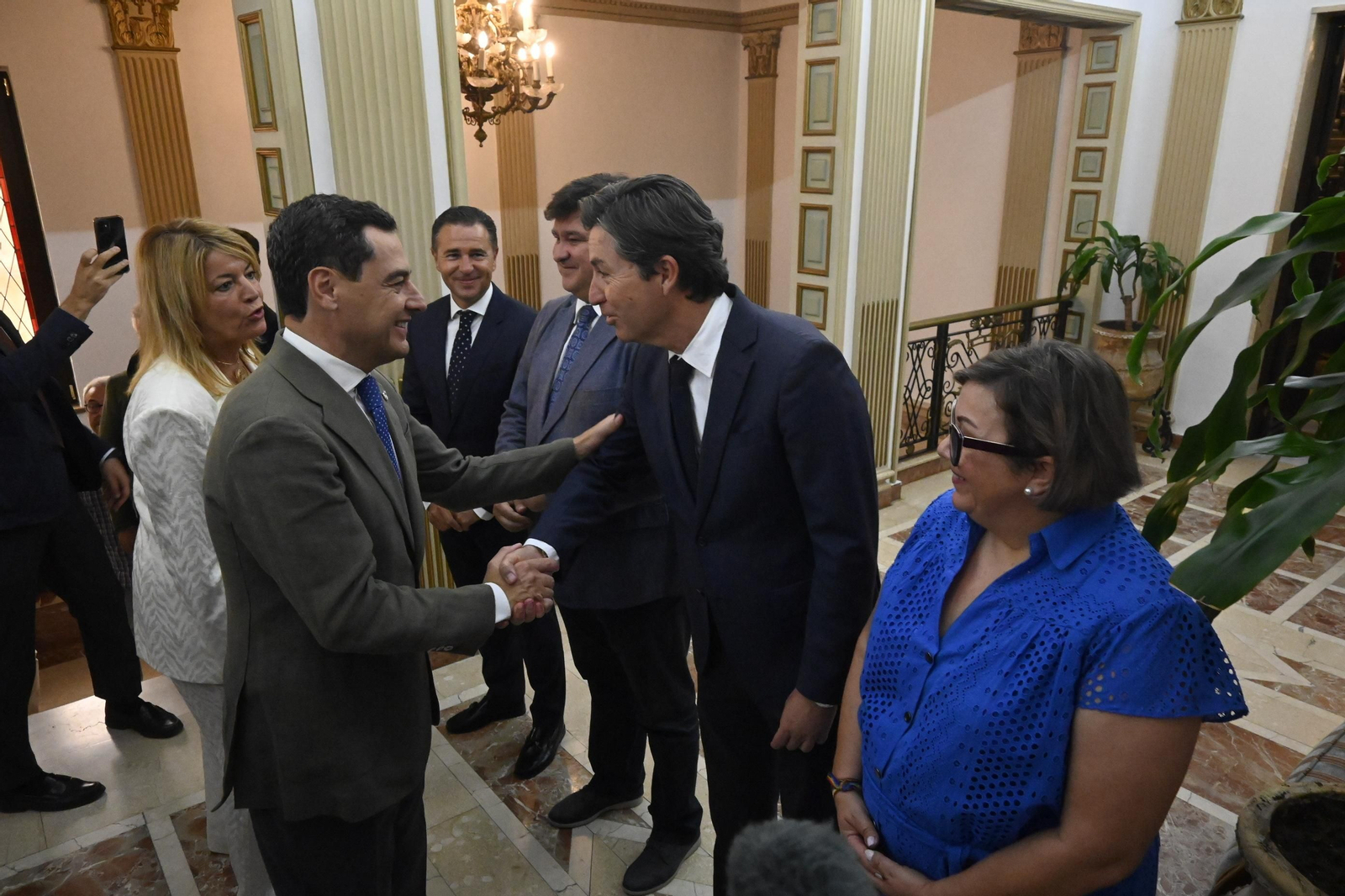 Visita de Juanma Moreno al Ayuntamiento de Huelva, en Imágenes