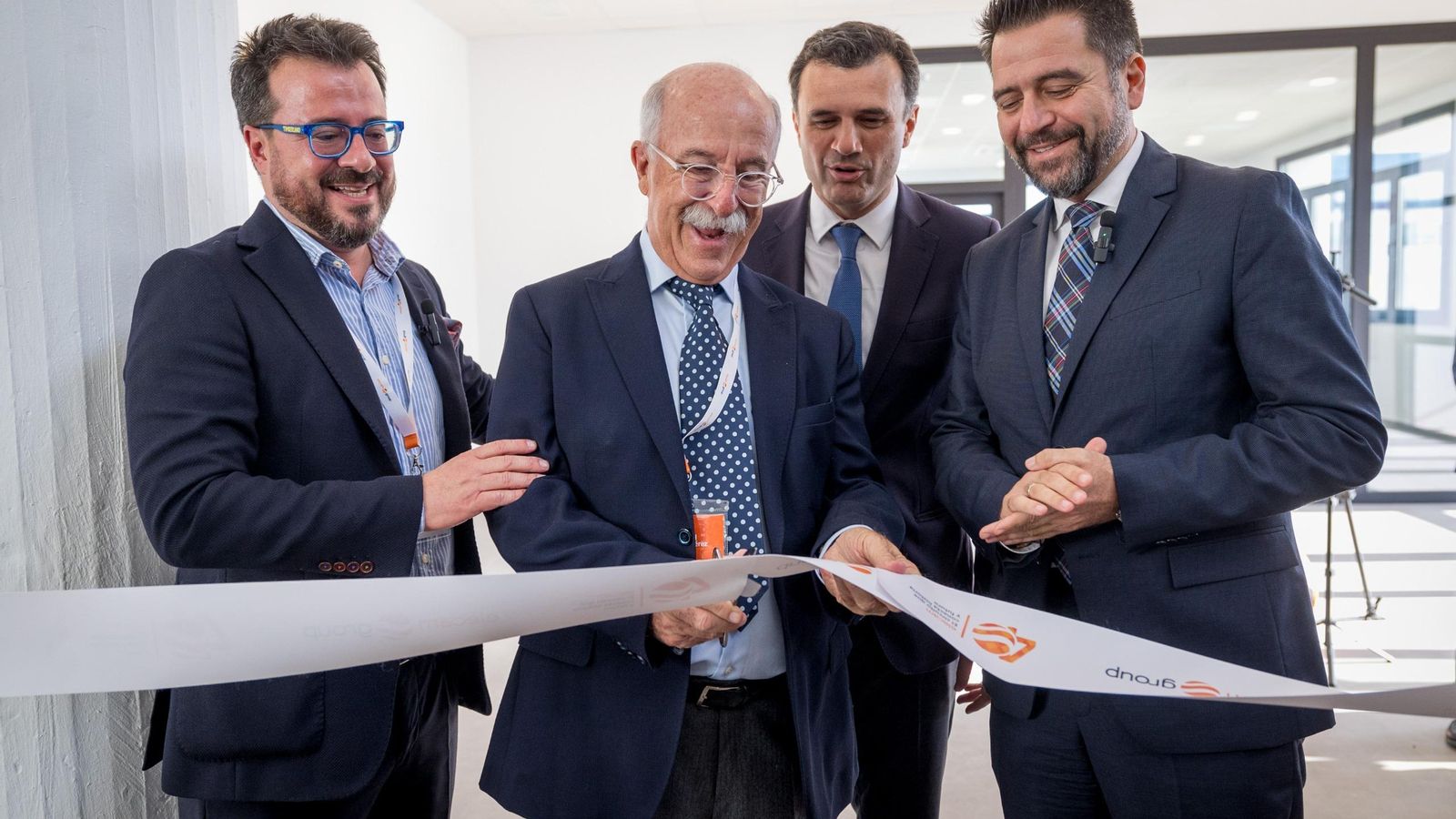Momento del simbólico corte de la cinta inaugural de la nueva sede de Elecam Group por parte de Ceferino Pérez