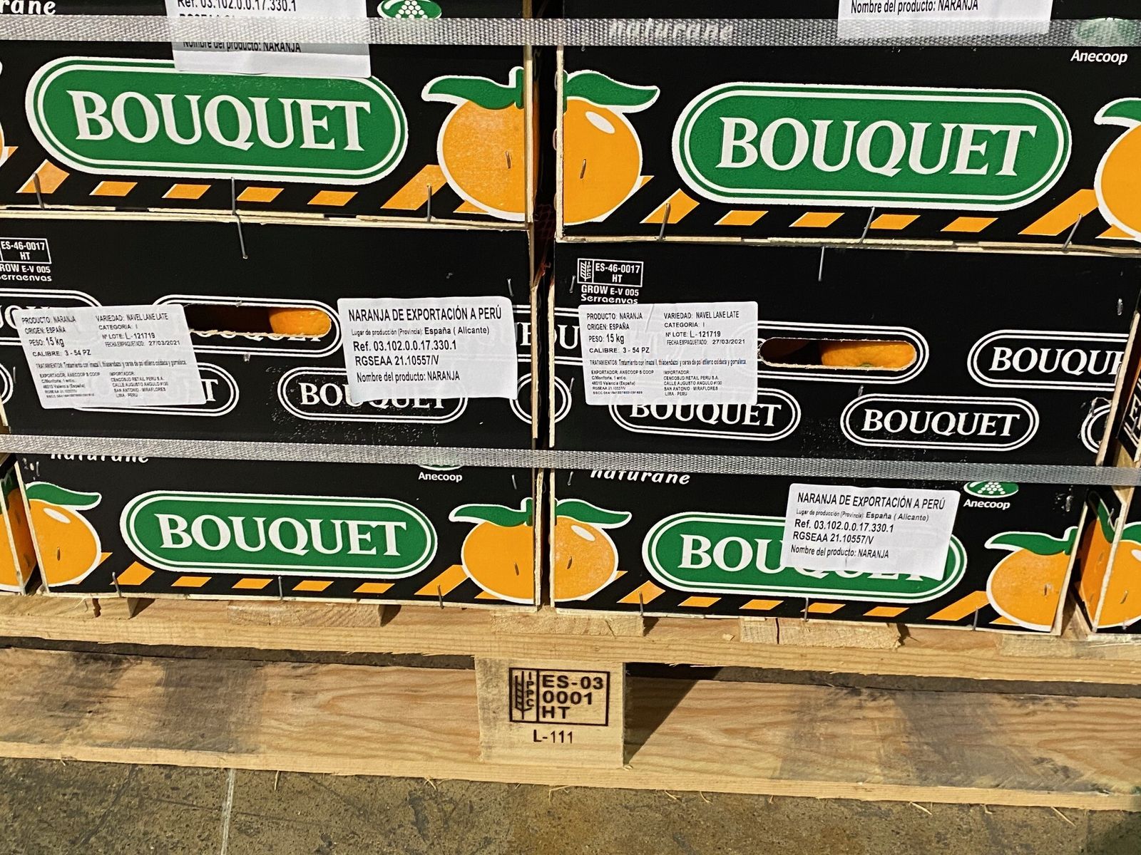 Palet y cajas etiquetadas con destino a Perú.