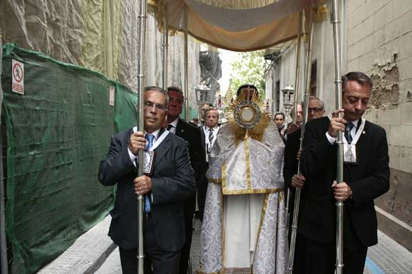El Mentidero, Santa María y La Viña vivieron sus procesiones eucarísticas este fin de semana./ Fotos: Almudena Torres

Foto: Almudena Torres