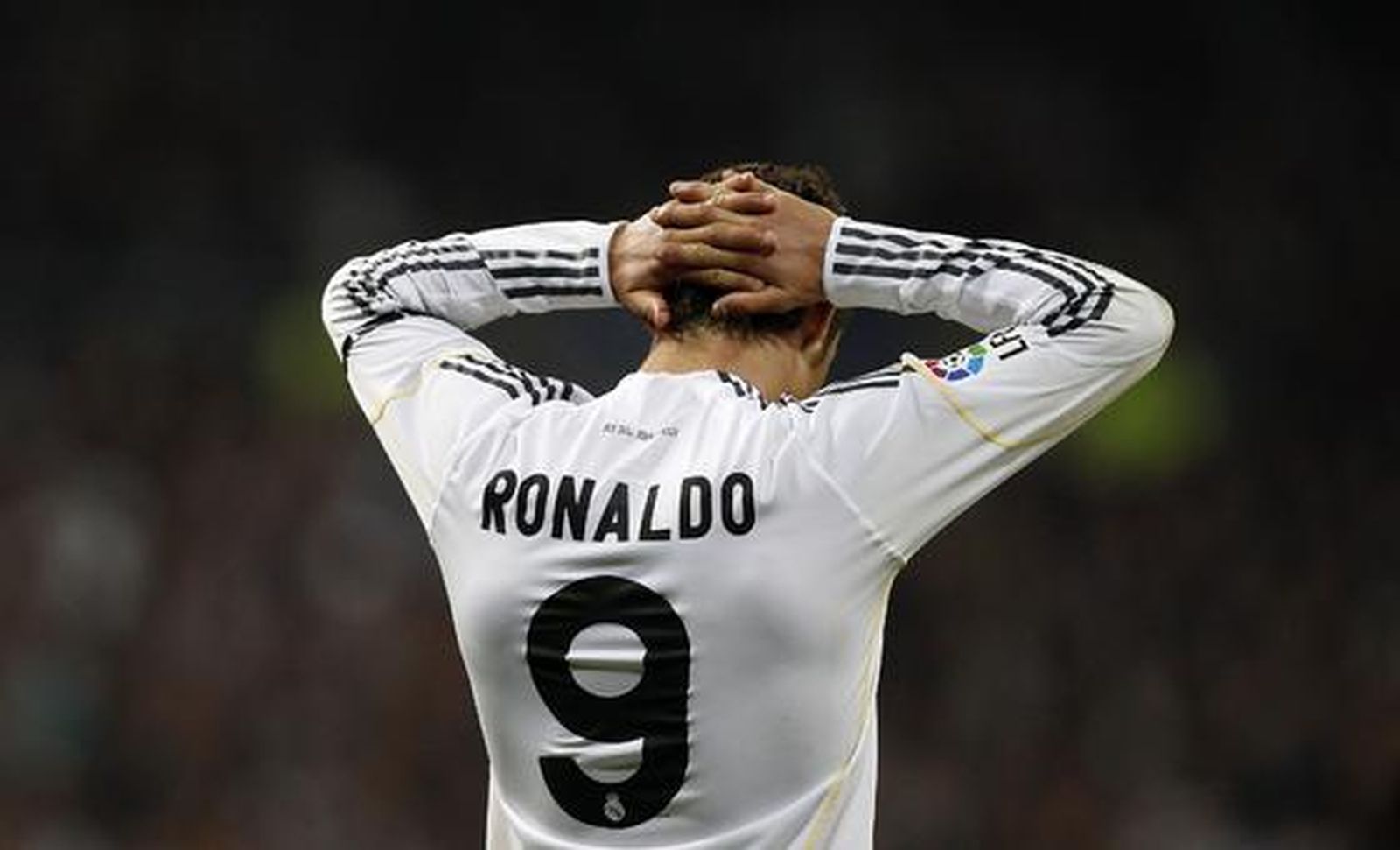 Ronaldo se desespera echándose las manos a la cabeza. / Reuters