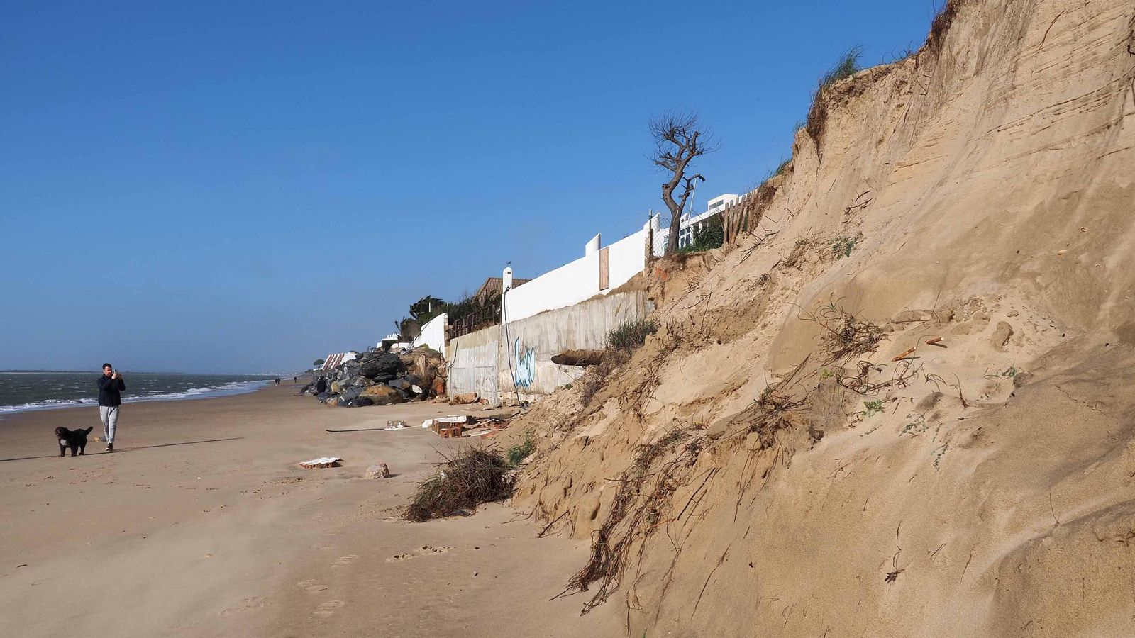 Un paseante fotografía los daños en la playa de El Portil del pasado mes de enero Un paseante fotografía los daños en la playa de El Portil del pasado mes de enero