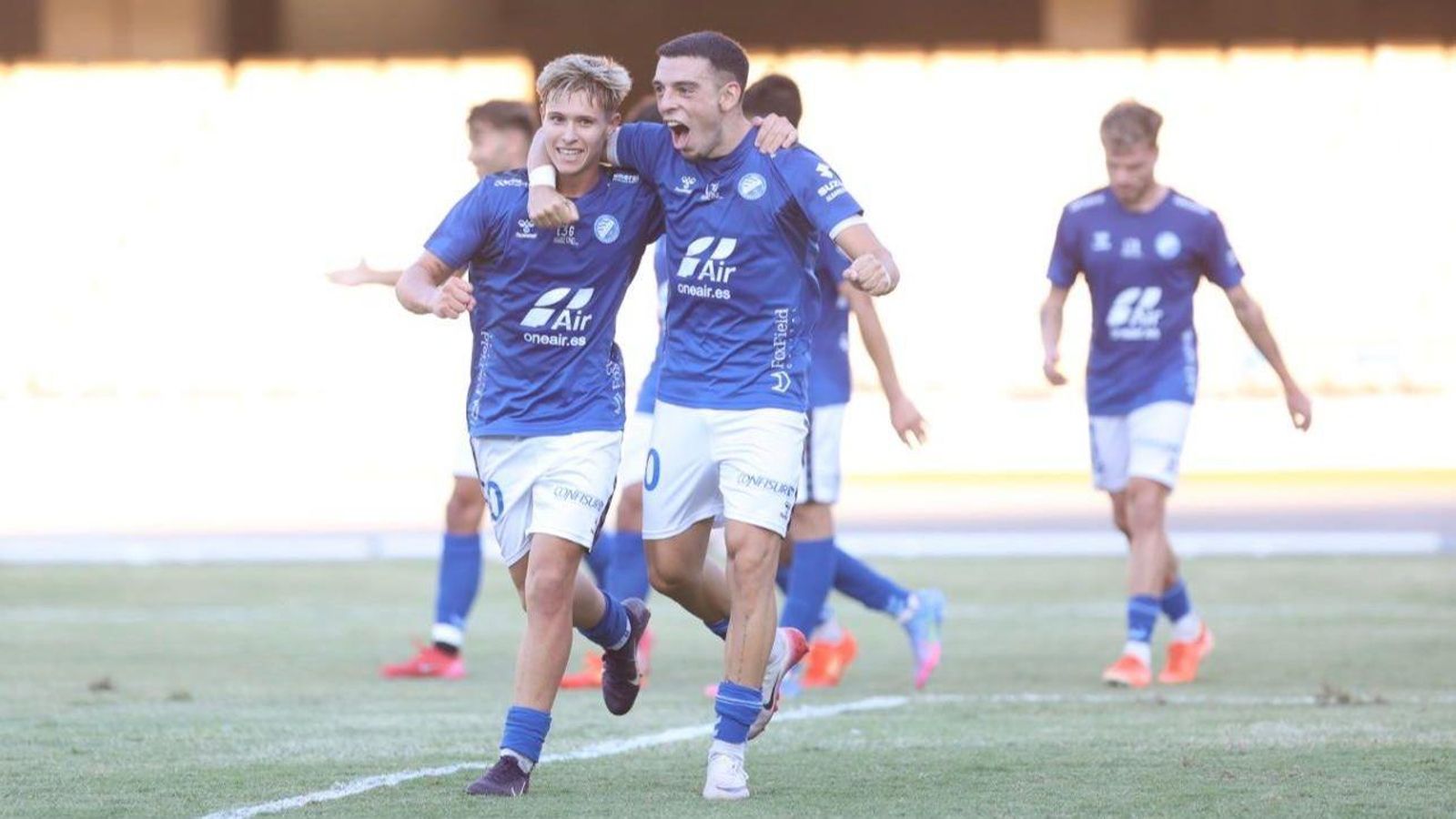 Sergio Garcia y Domi se abrazan tras el 2-2 del canterano a pase del roteño.