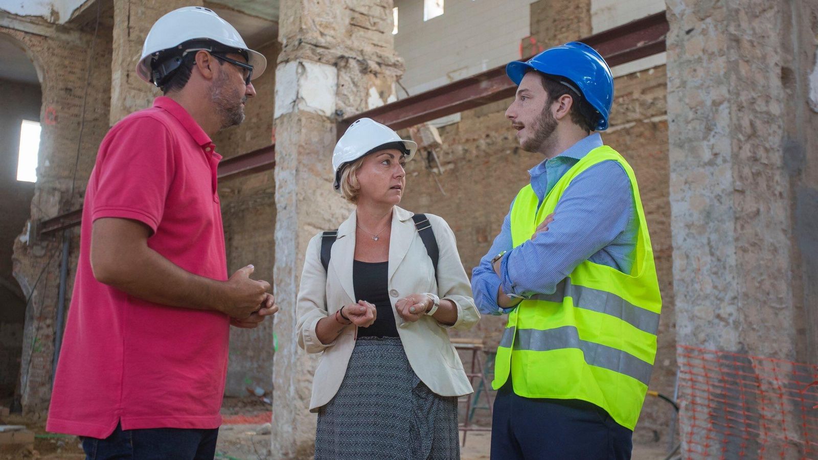 Tania González visita el mercado para comprobar el desarrollo de los trabajos. Tania González visita el mercado para comprobar el desarrollo de los trabajos.