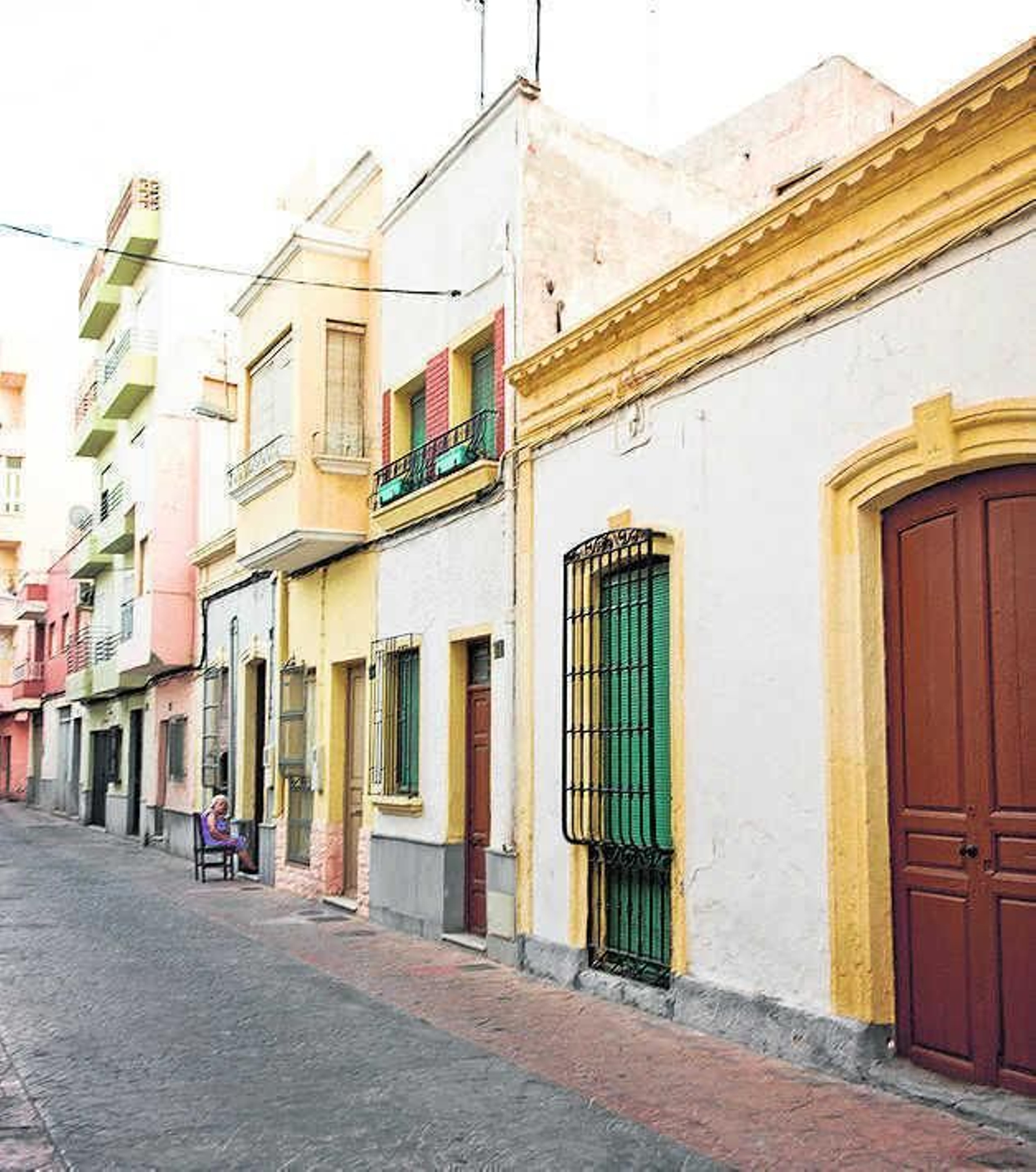 1. otro de esos barrios con encanto, de calles estrechas, casas de planta baja con terrao, en la que la mayor parte de sus vecinos son gente mayor que por la tarde saca su silla y se sienta en la puerta, simplemente a recordar, a observar o a conversar con el vecino, y que cuando pasas por sus calles temprano te saludan con un "Buenos días" 1. otro de esos barrios con encanto, de calles estrechas, casas de planta baja con terrao, en la que la mayor parte de sus vecinos son gente mayor que por la tarde saca su silla y se sienta en la puerta, simplemente a recordar, a observar o a conversar con el vecino, y que cuando pasas por sus calles temprano te saludan con un "Buenos días"