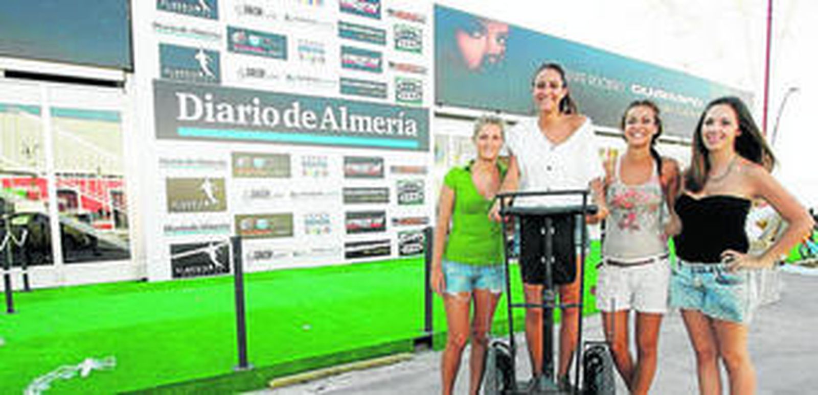 La caseta de Guarapo es la más grande de toda la Feria y desde hace días están finalizados todos los detalles para recibir a los miles de visitantes que acudirán a sus dos ambientes a lo largo de la semana.