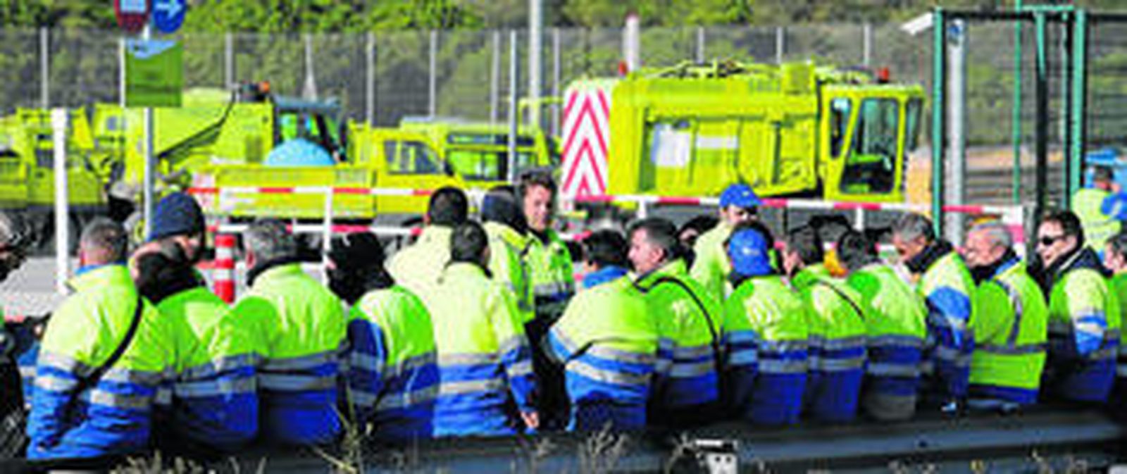 Trabajadores de Limasa en las instalaciones de Los Ruices.