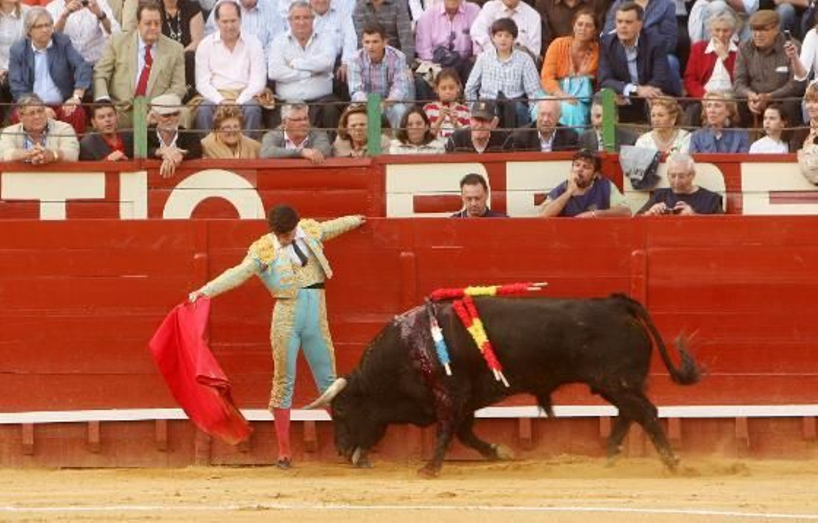 Uno de los clásicos del repertorio de Jesulín, en su inicio de faena ante el segundo toro de su lote.

Foto: Juan Carlos Toro