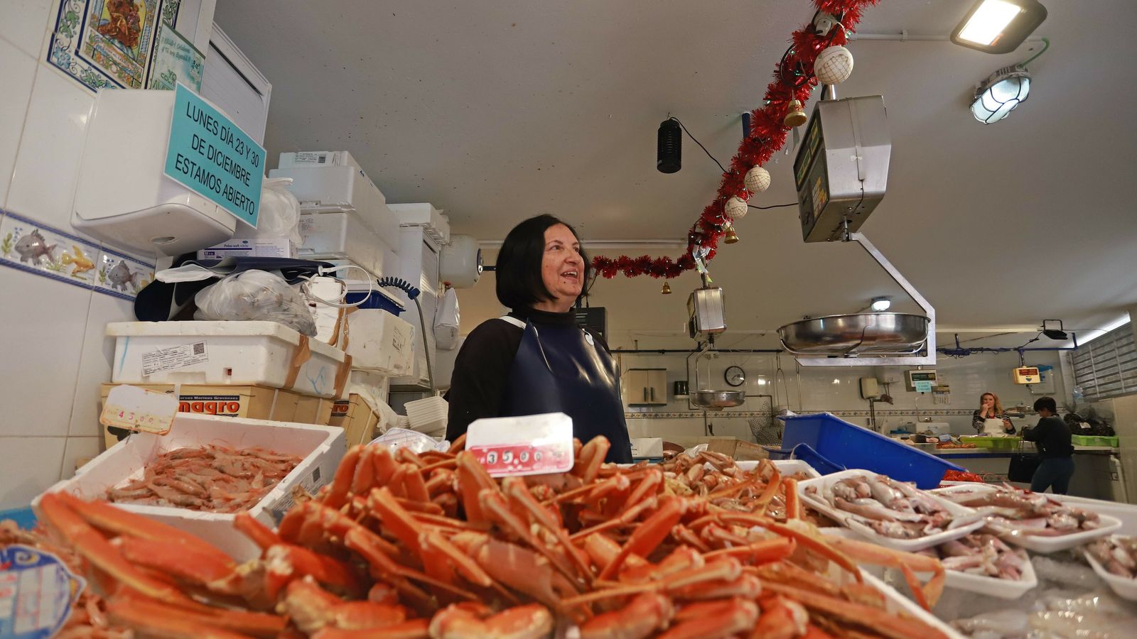 Los mariscos, en uno de los puestos del mercado de la cuesta Rafael de Muro, en Algeciras.