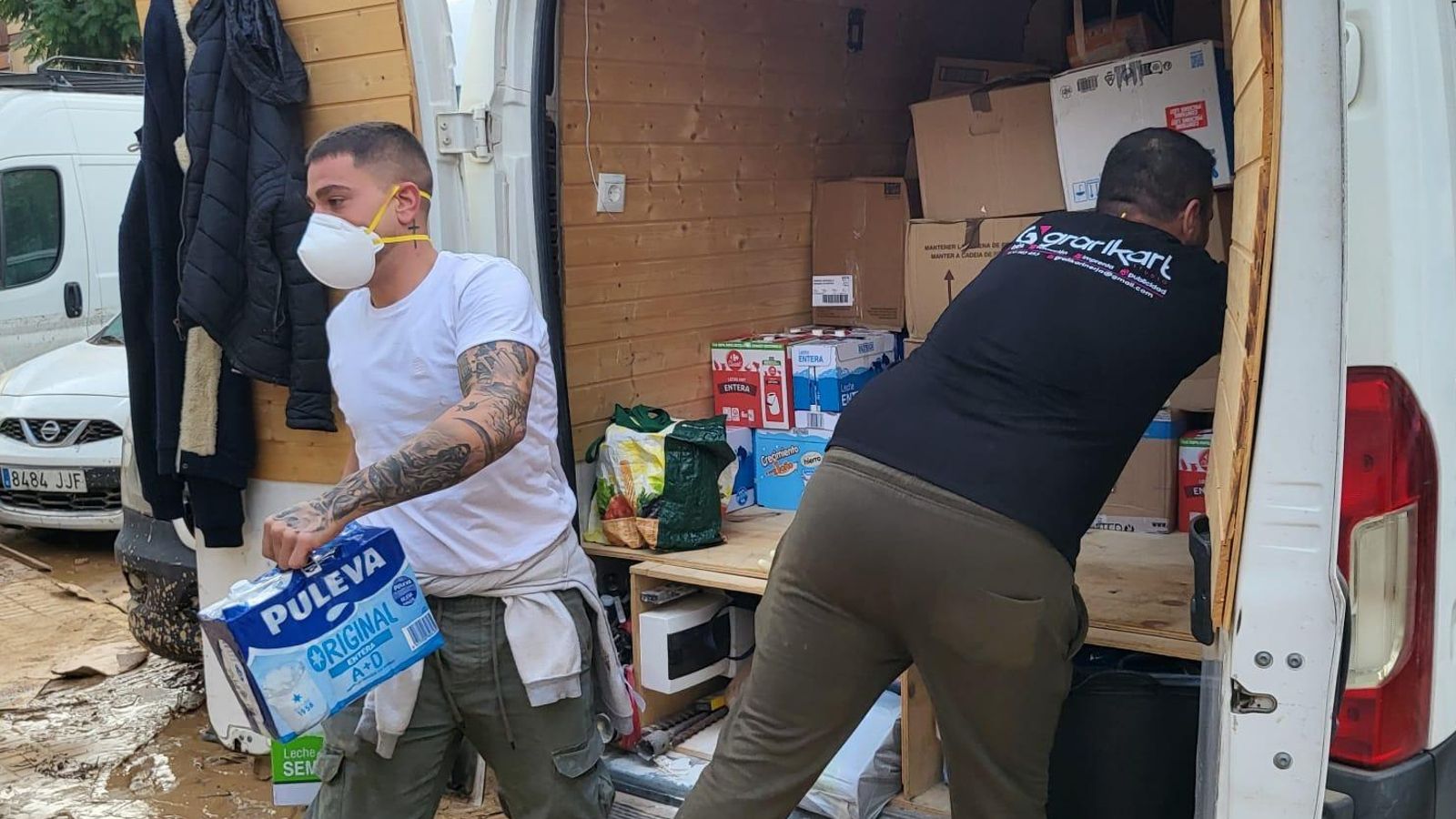 Franco y Chaparro descargando alimentos de la furgoneta.
