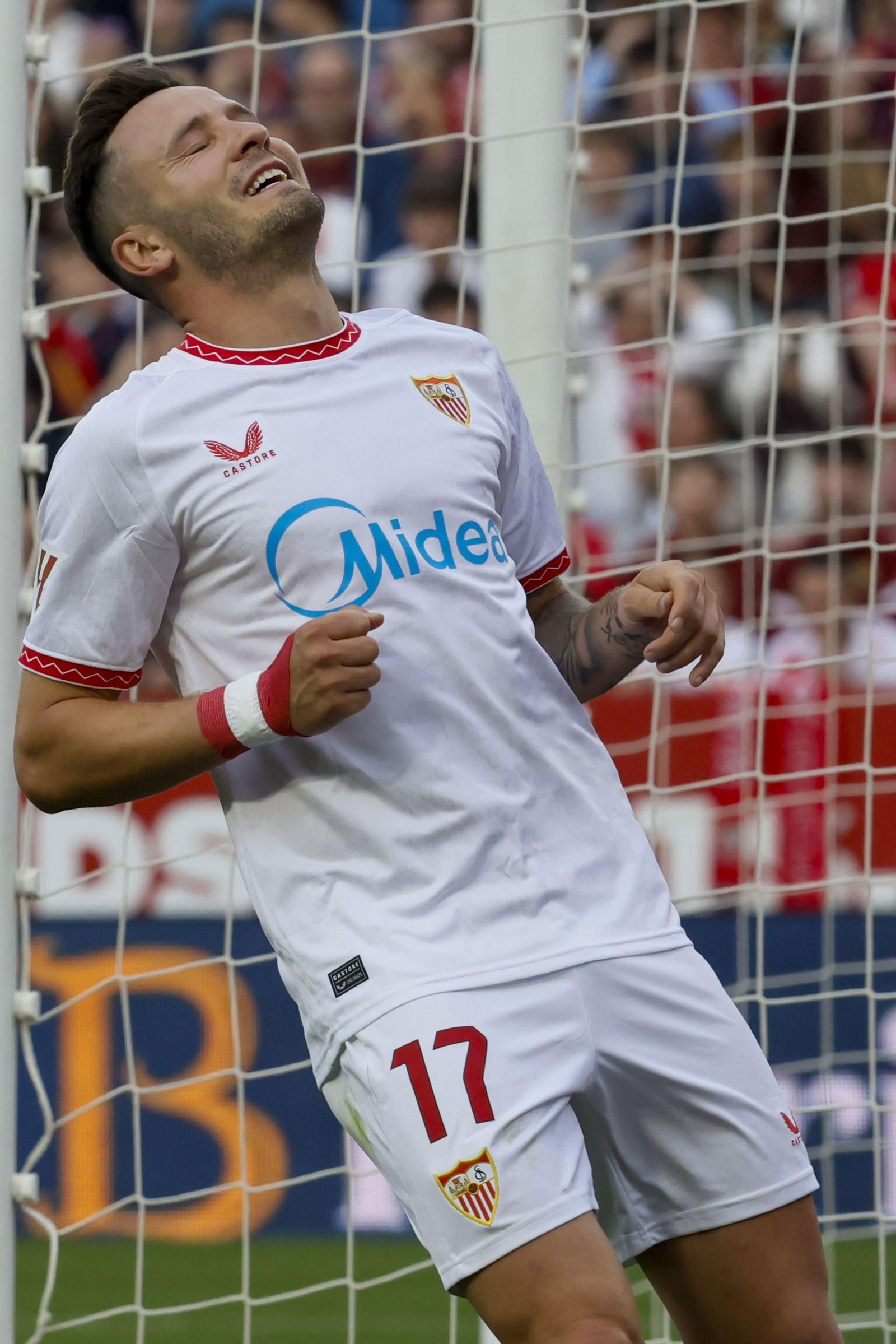 Las fotos del pobrísimo paso de Saúl Ñíguez por el Sevilla