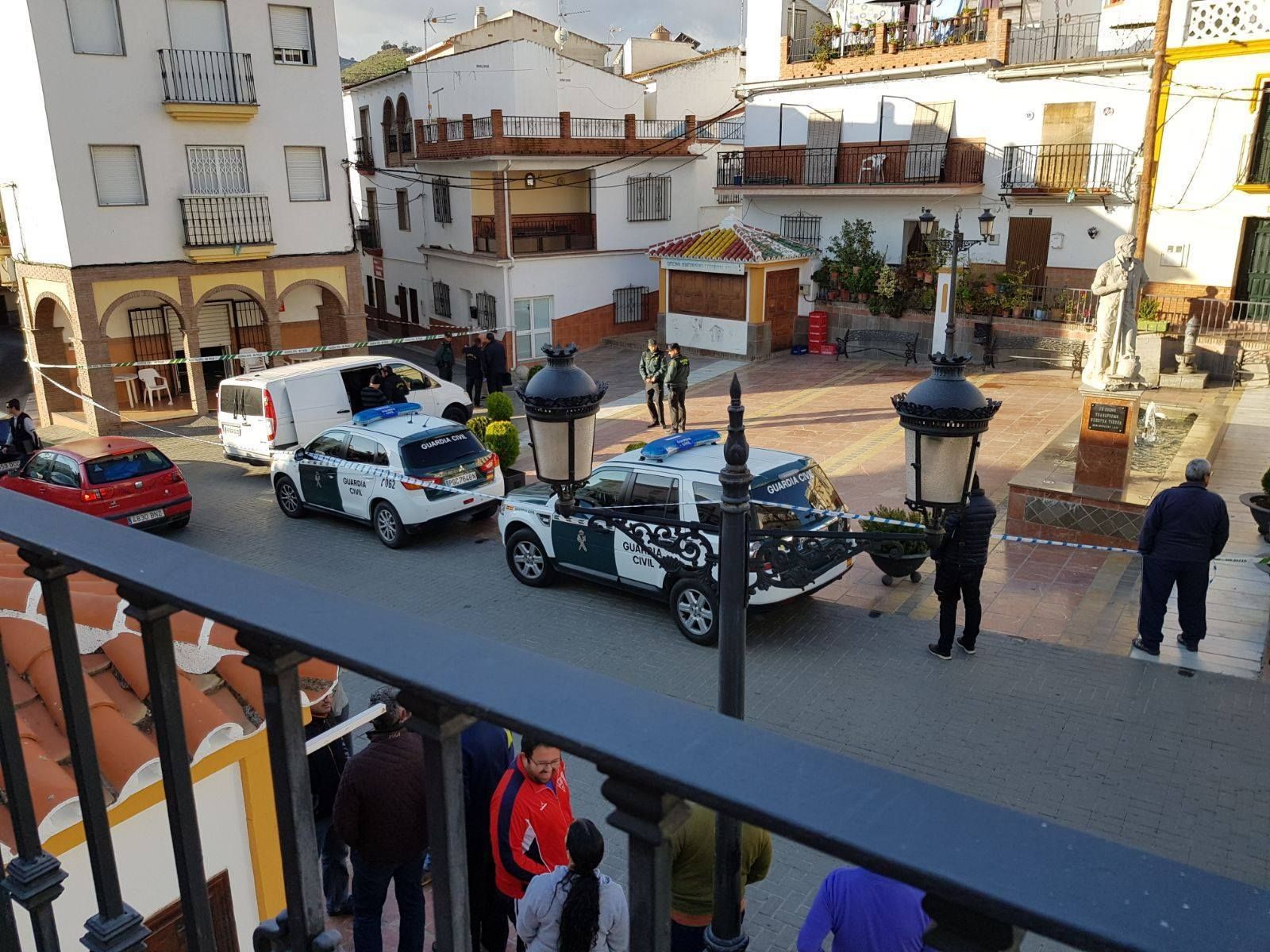 Vehículos policiales en el lugar de los hechos.