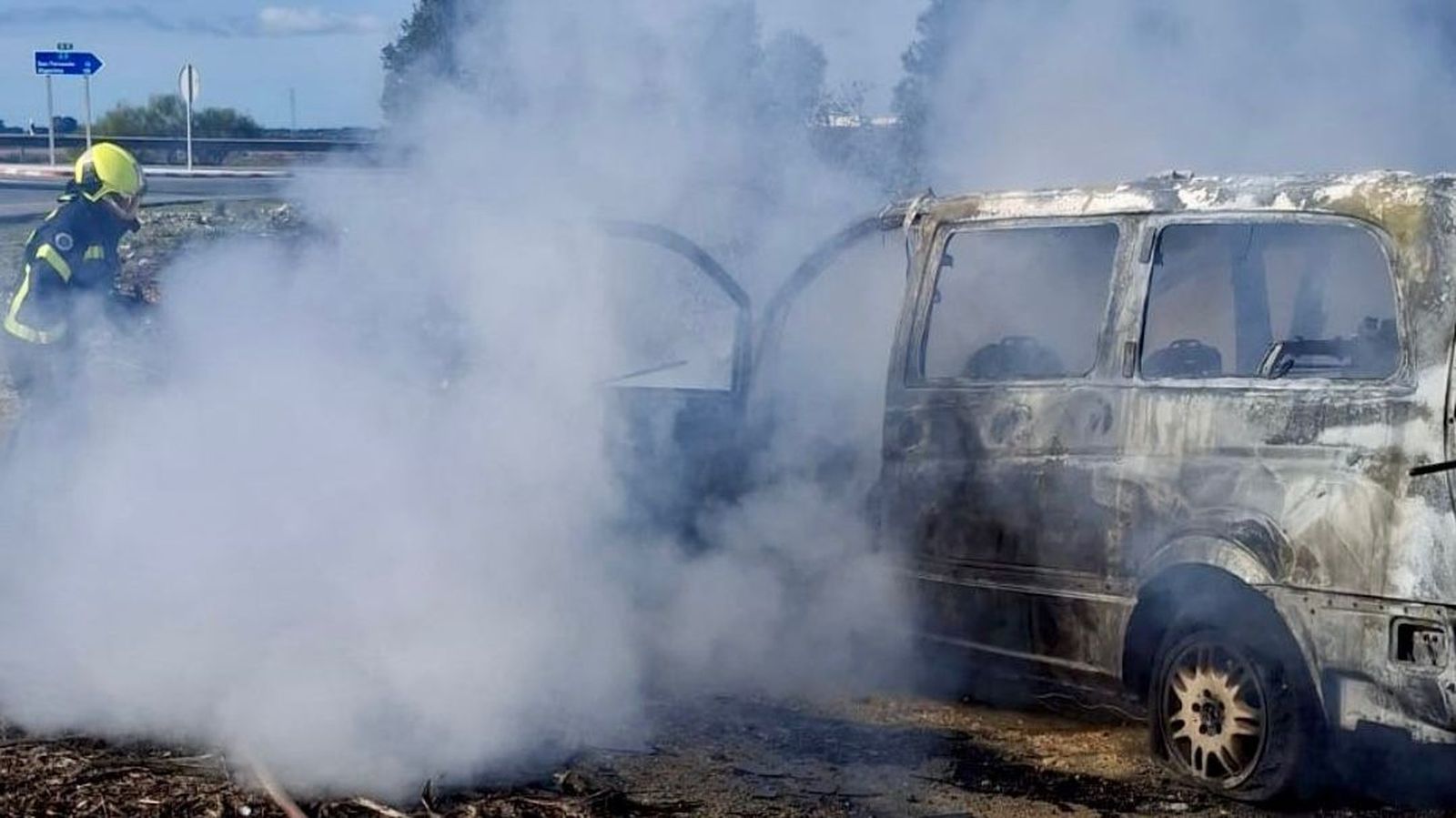 Una imagen del incendio del vehículo.