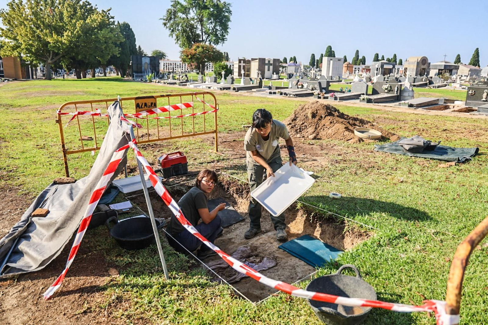 Imágenes de la exhumación de fosas comunes en el cementerio de Huelva para buscar posibles bebés robados