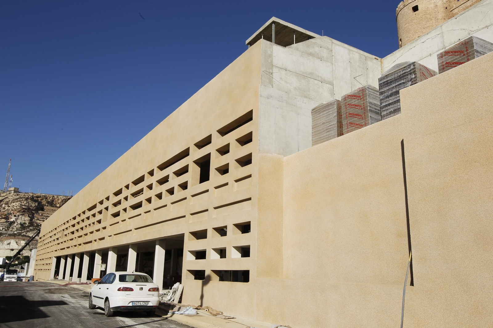 El edificio del Mesón Gitano espera ahora otra tanda de obras para completar su interior.