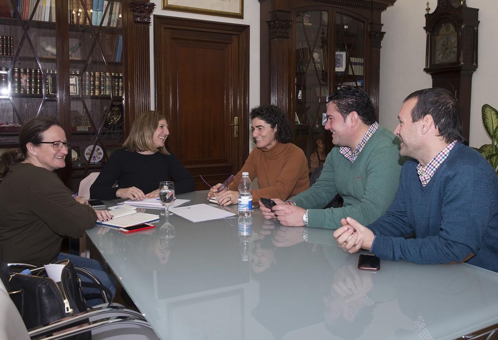 Encarnación Nieto, Irene  García  y la alcaldesa y concejales de Guadalcacín, durante la firma de un acuerdo.