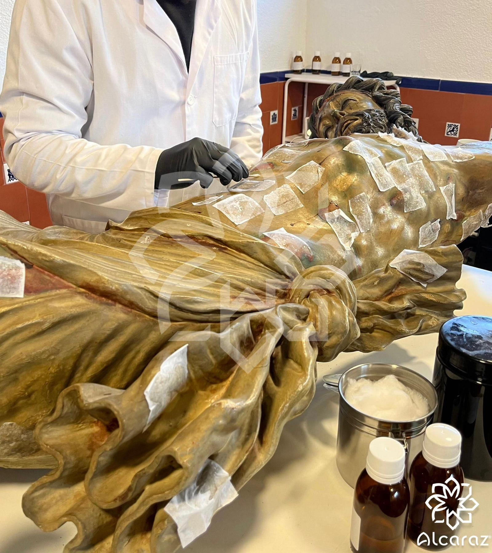 El crucificado de la Encarnación, atribuido a Siloé, durante su restauración