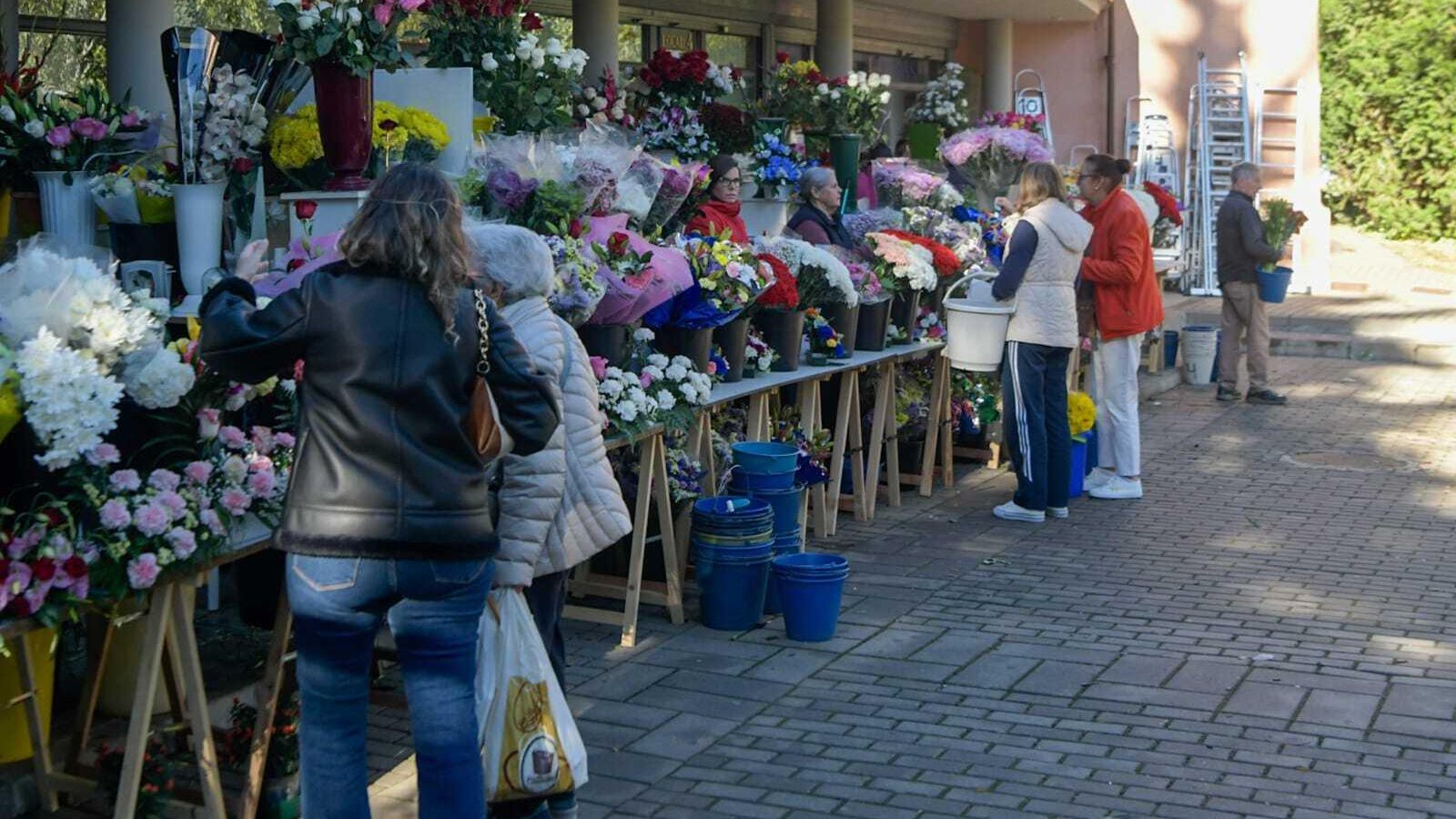 Imagen de los puestos de flores en el acceso al cementerio.
