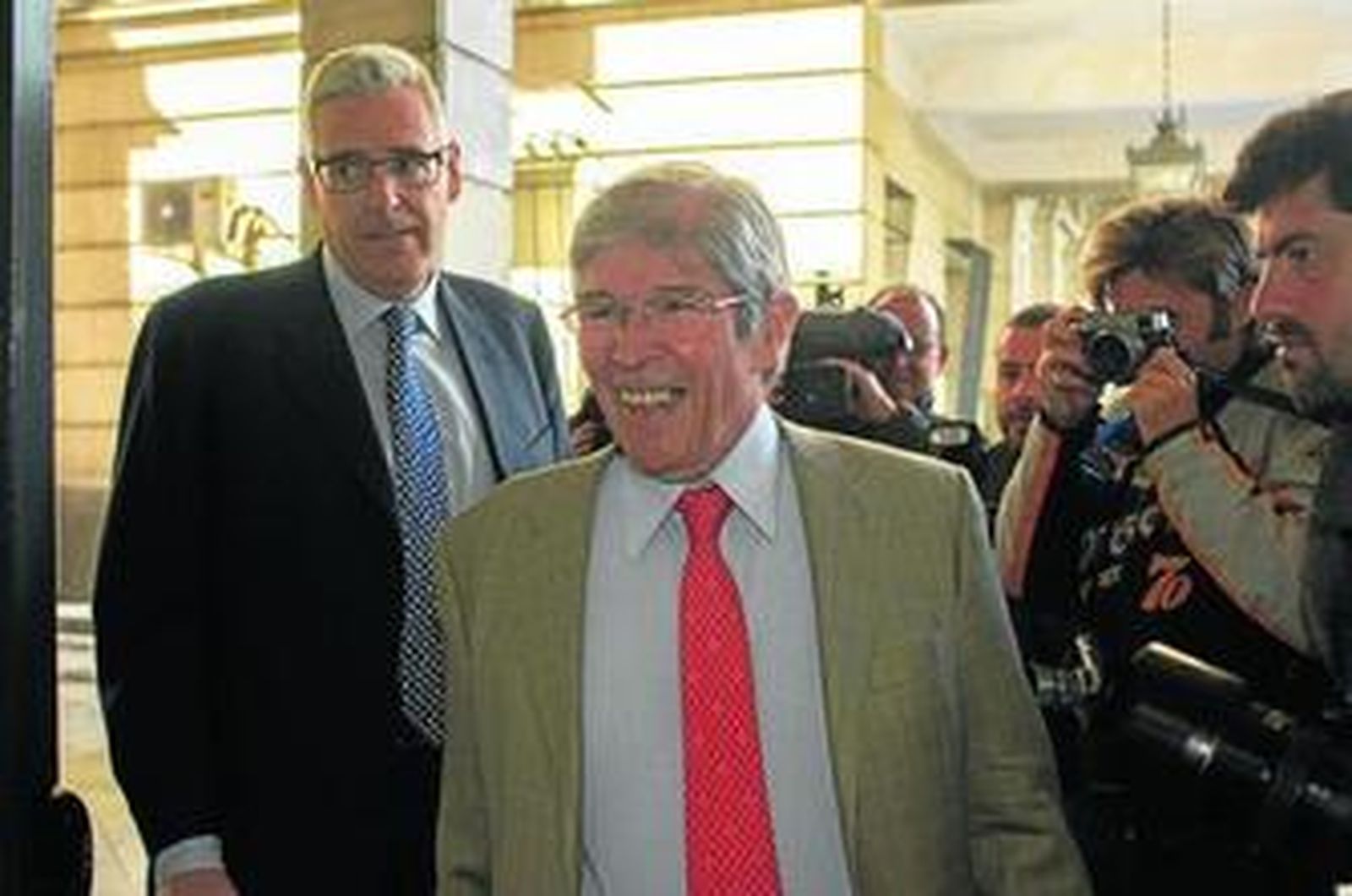 El ex presidente de El Monte José María Bueno Lidón, con su abogado, José Manuel García-Quílez, ayer en los juzgados de Sevilla.