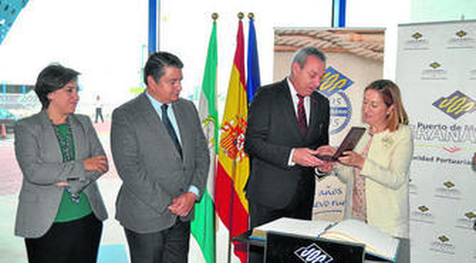 Además de extender el dique, se ha dragado la dársena y se ha regenerado la playa.