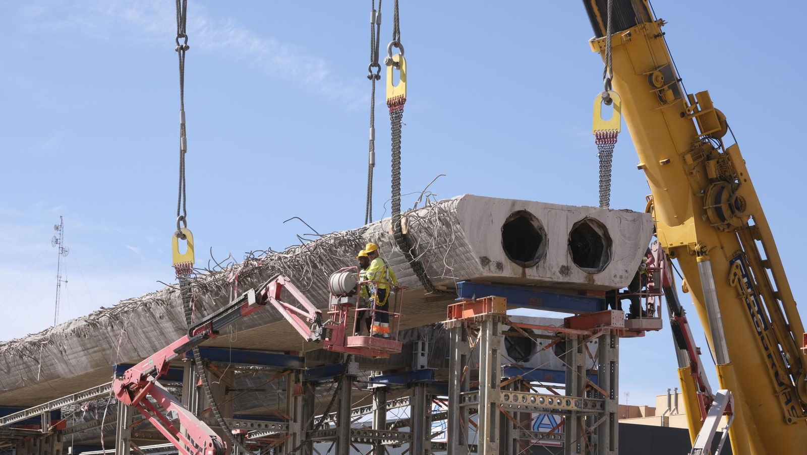 El Puente de la Avenida del Mediterráneo en su última fase de desmantelamiento, en imágenes