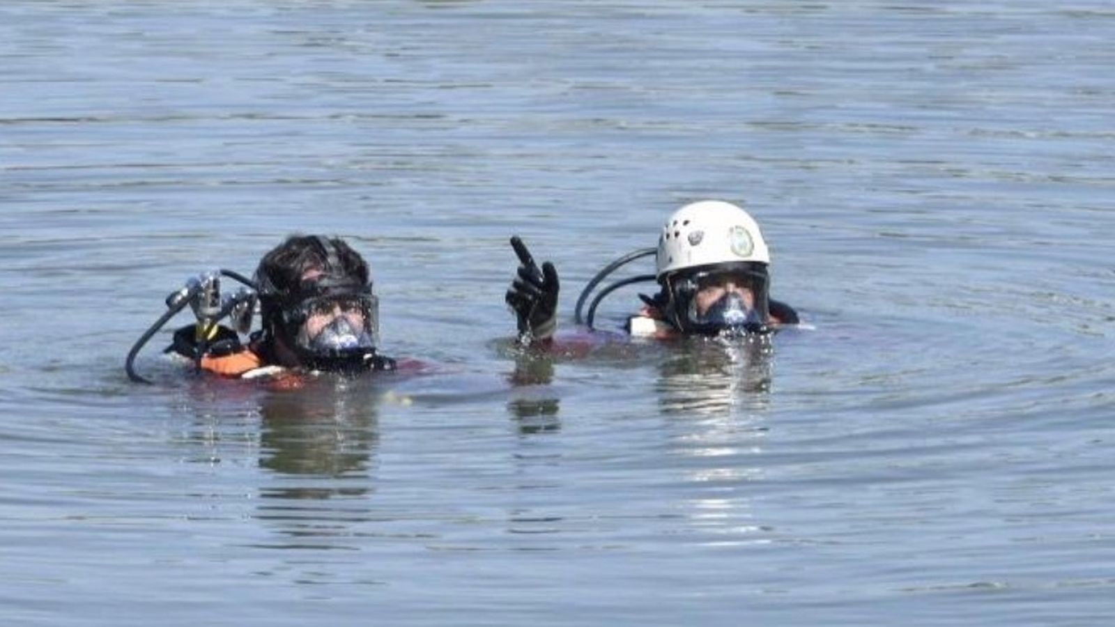 Varios buzos participan en la búsqueda.