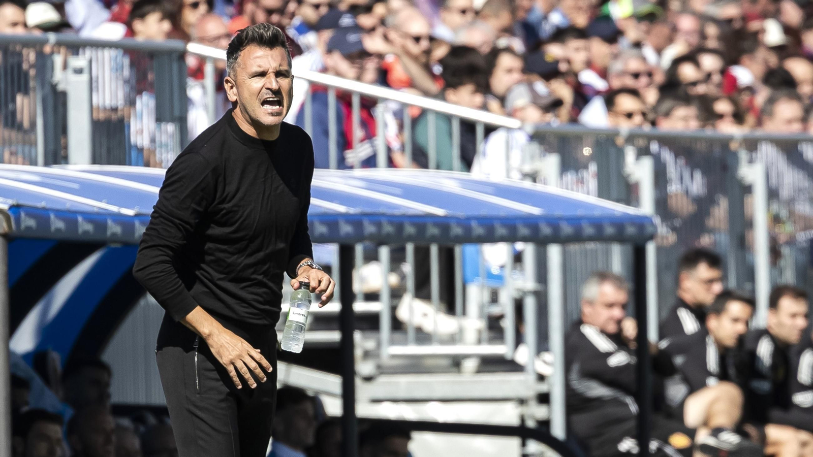 Iván Ania da instrucciones a sus jugadores en un partido del Córdoba CF.