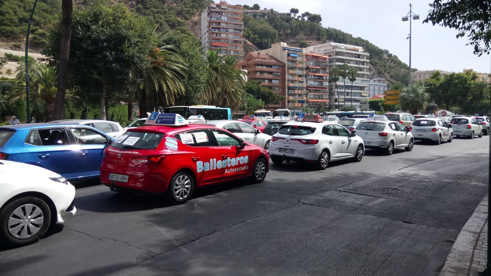 Las autoescuelas protestan en el Paseo del Parque el pasado julio por no poder examinar.