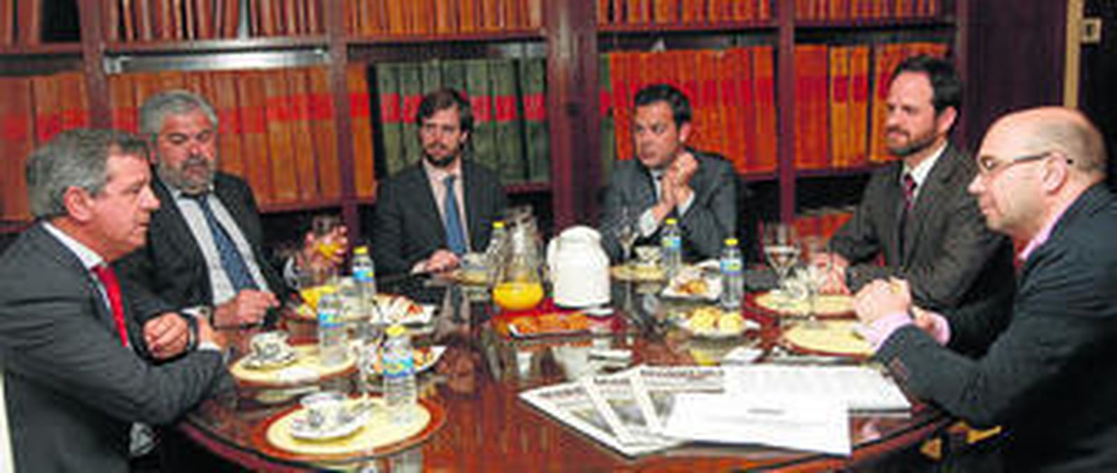 De izquierda a derecha, Pedro Marín (Ibericar Fórmula), José Carranza (Ibericar Motors), Enrique Fernández-Vial (Opel y Mercedes), David Gil (Cadimar), Juan Carlos Galera (Gamo Bahía, S.L.) y Joaquín Benítez, que actuó de moderador en este 'Desayuno de Redacción'.